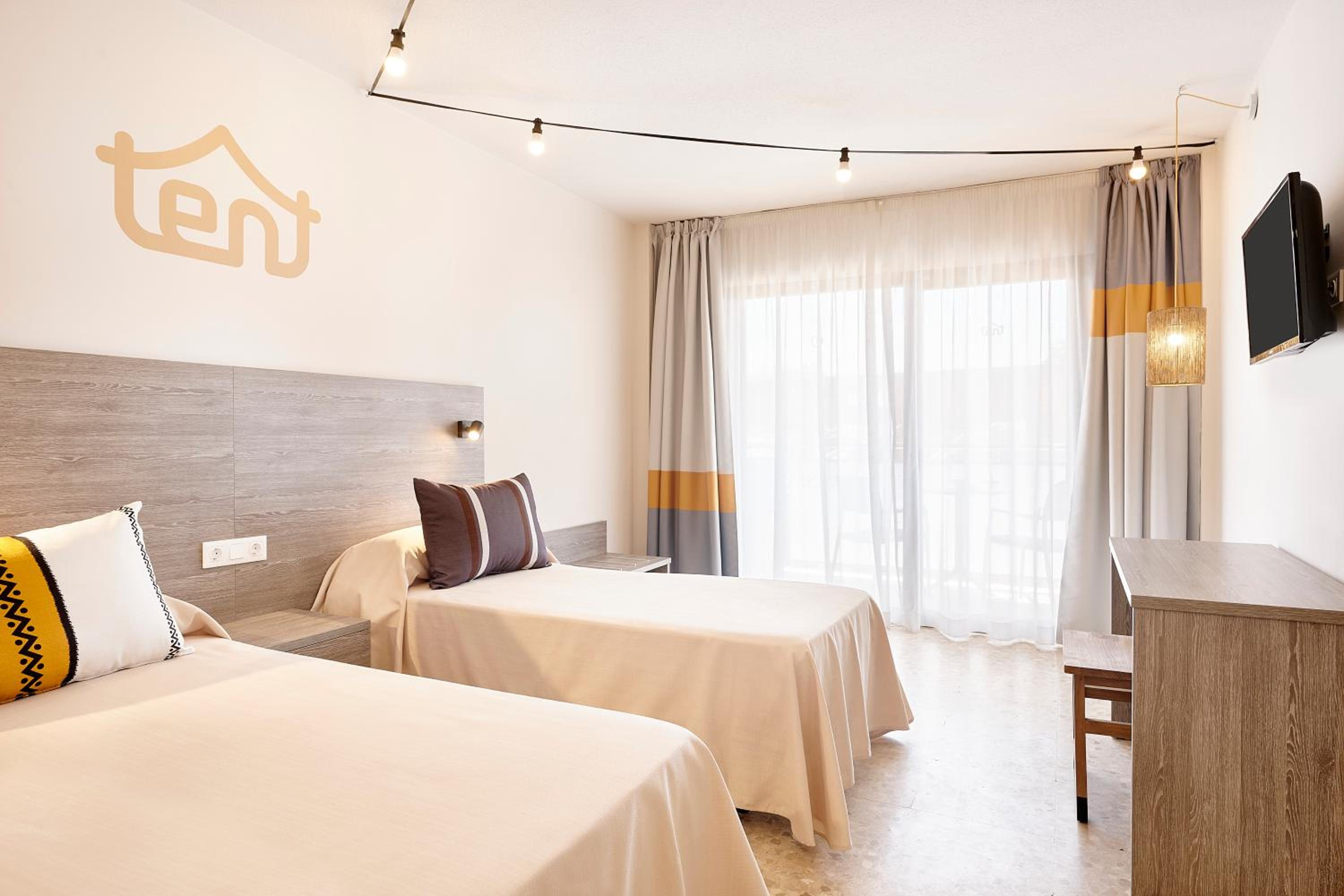 Twin Room with Balcony & Unlimited Brunch - Photo 7