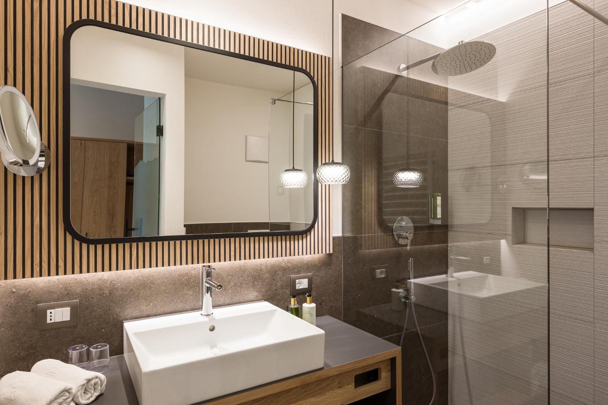 Deluxe Double Room with Balcony - Photo 3