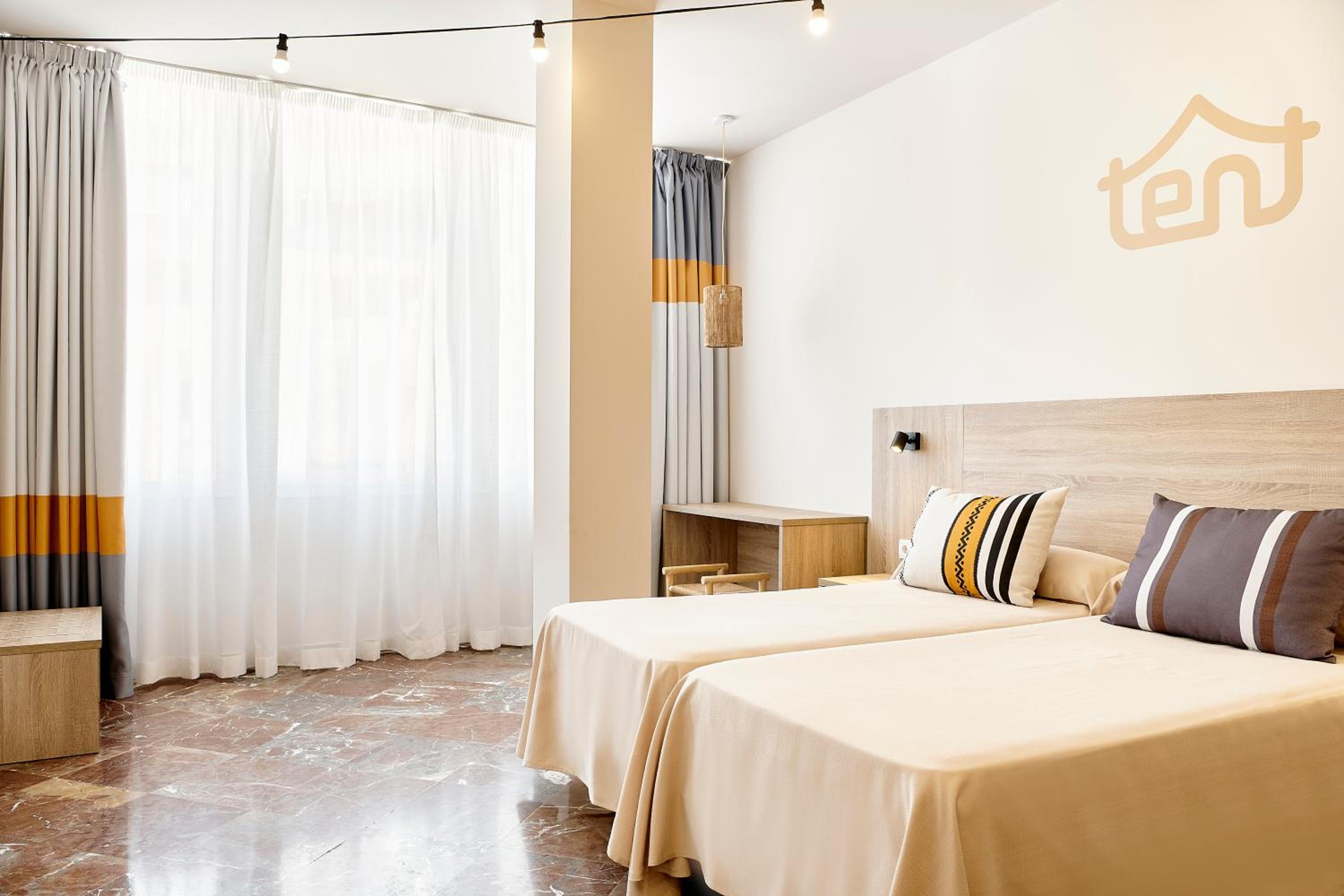 Economy triple Room & Unlimited Brunch - Photo 1