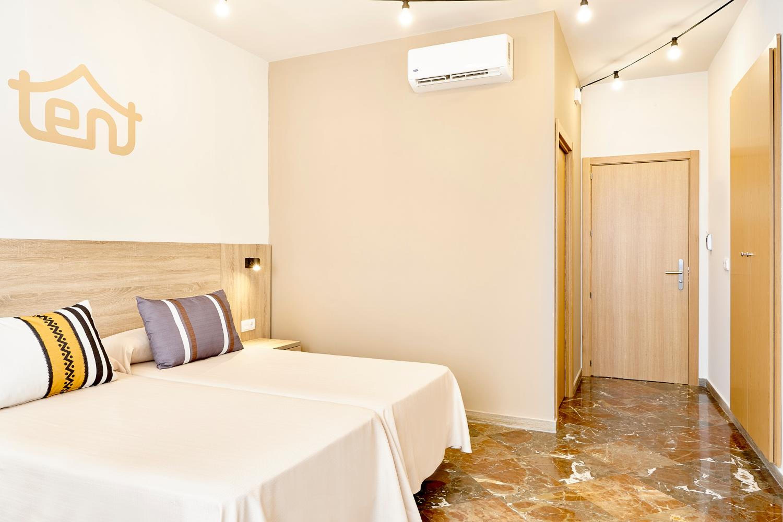 Economy triple Room & Unlimited Brunch - Photo 2