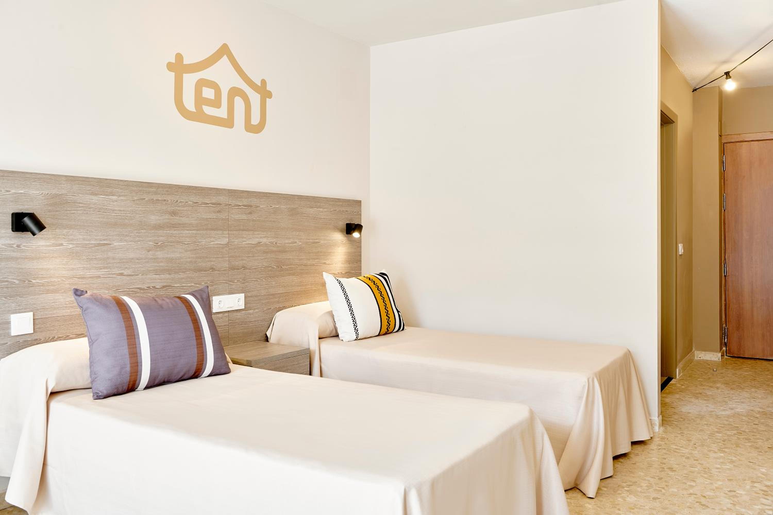 Twin Room with Balcony & Unlimited Brunch - Photo 4