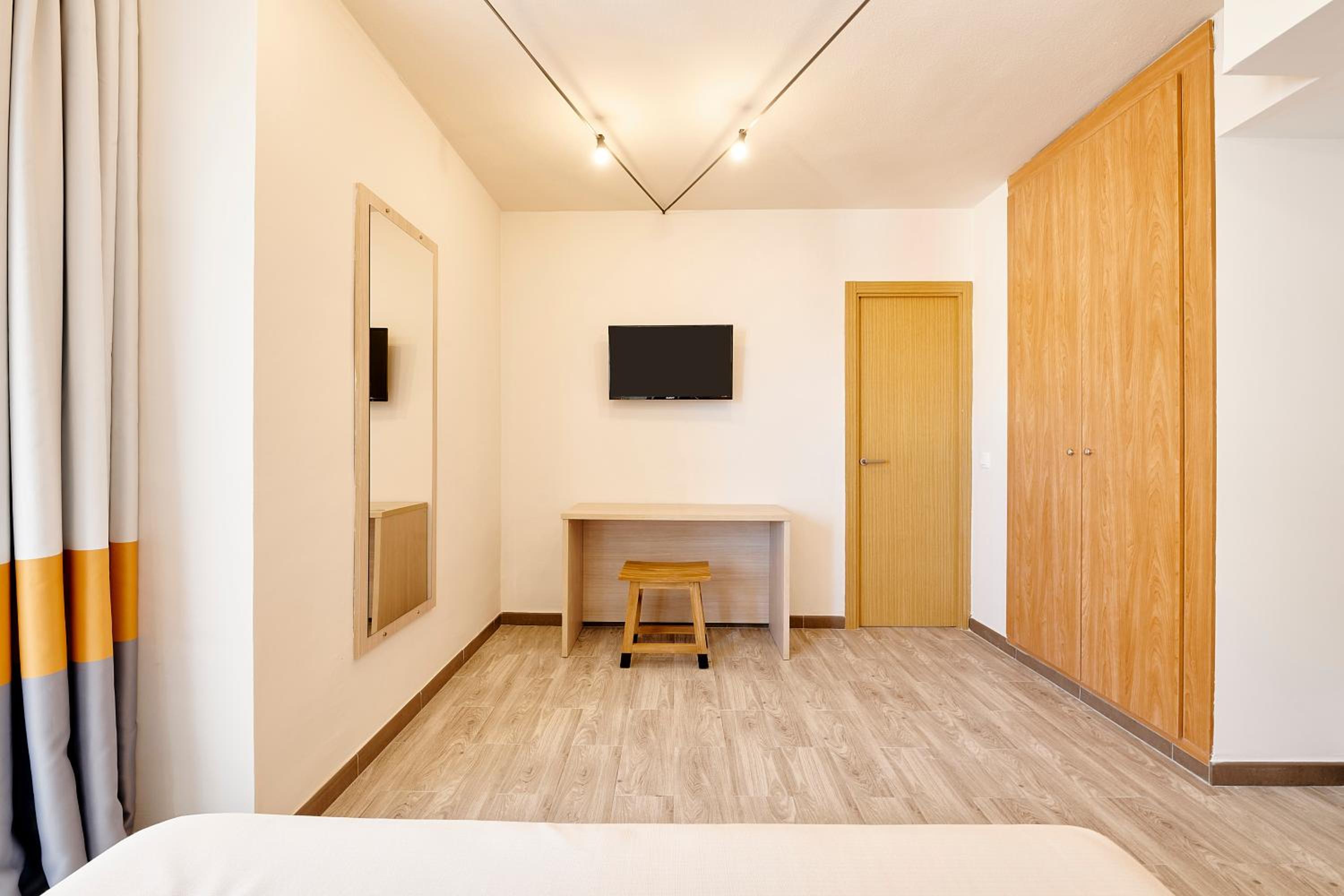 Twin Room with Balcony & Unlimited Brunch - Photo 5