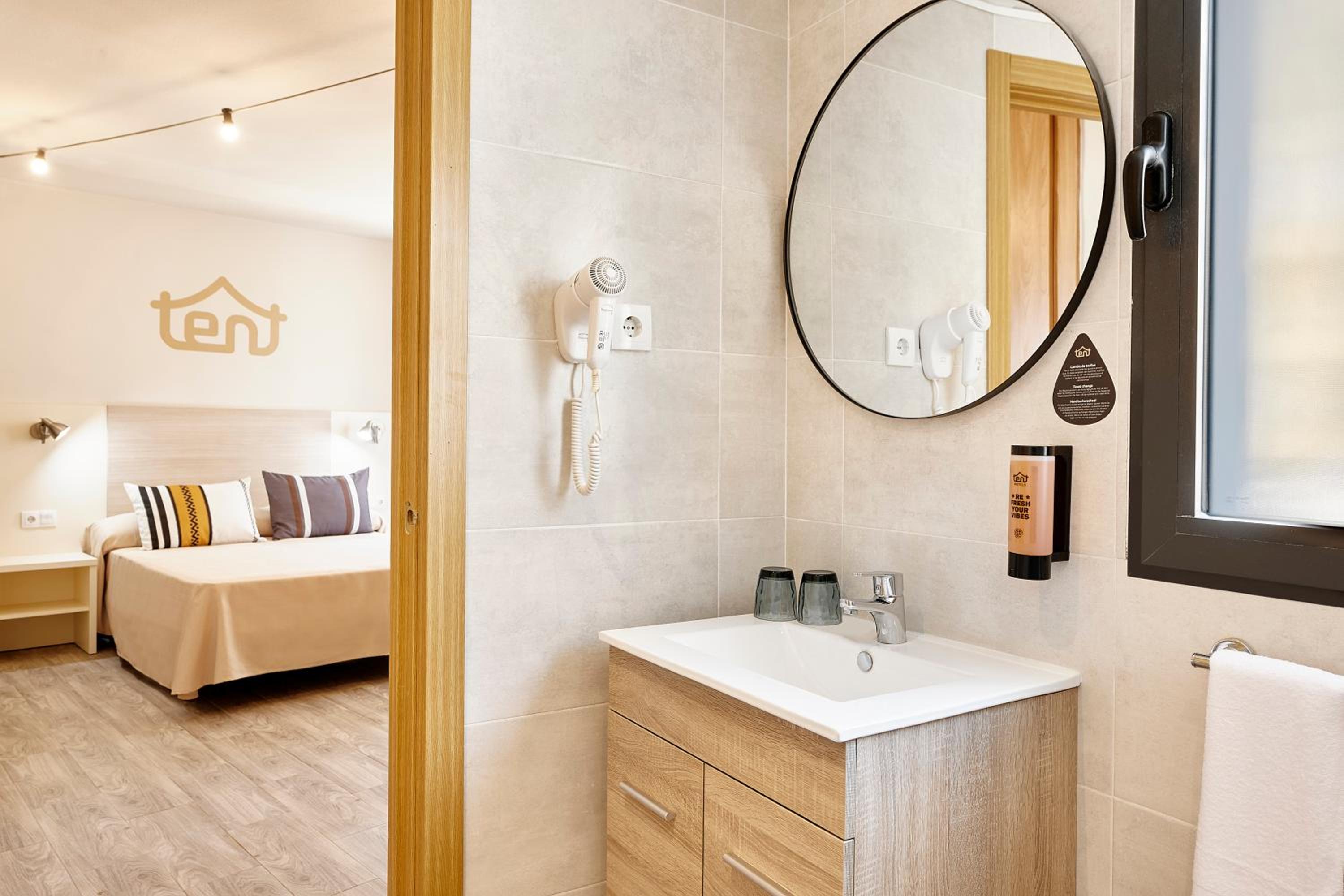 Twin Room with Balcony & Unlimited Brunch - Photo 6