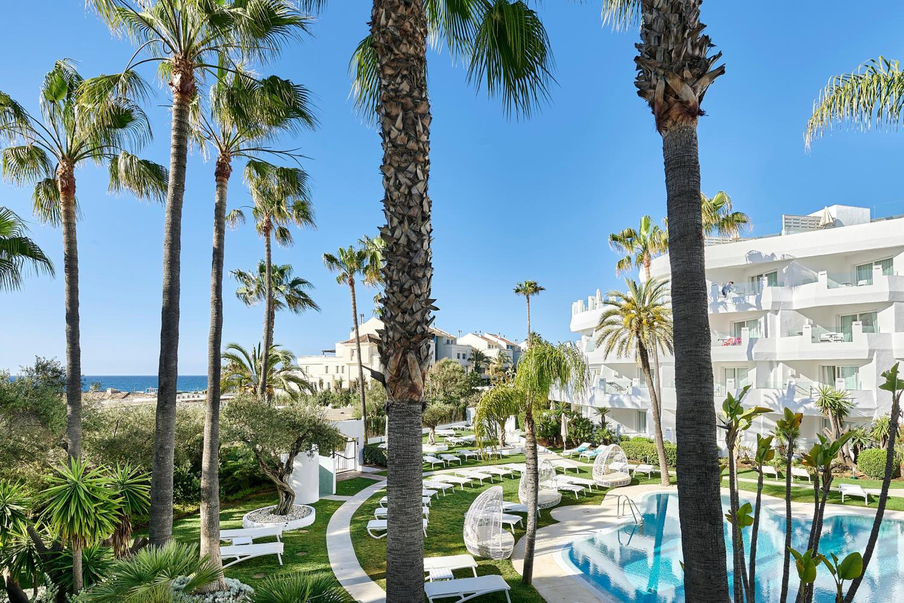Double Room with Pool View - Photo 6