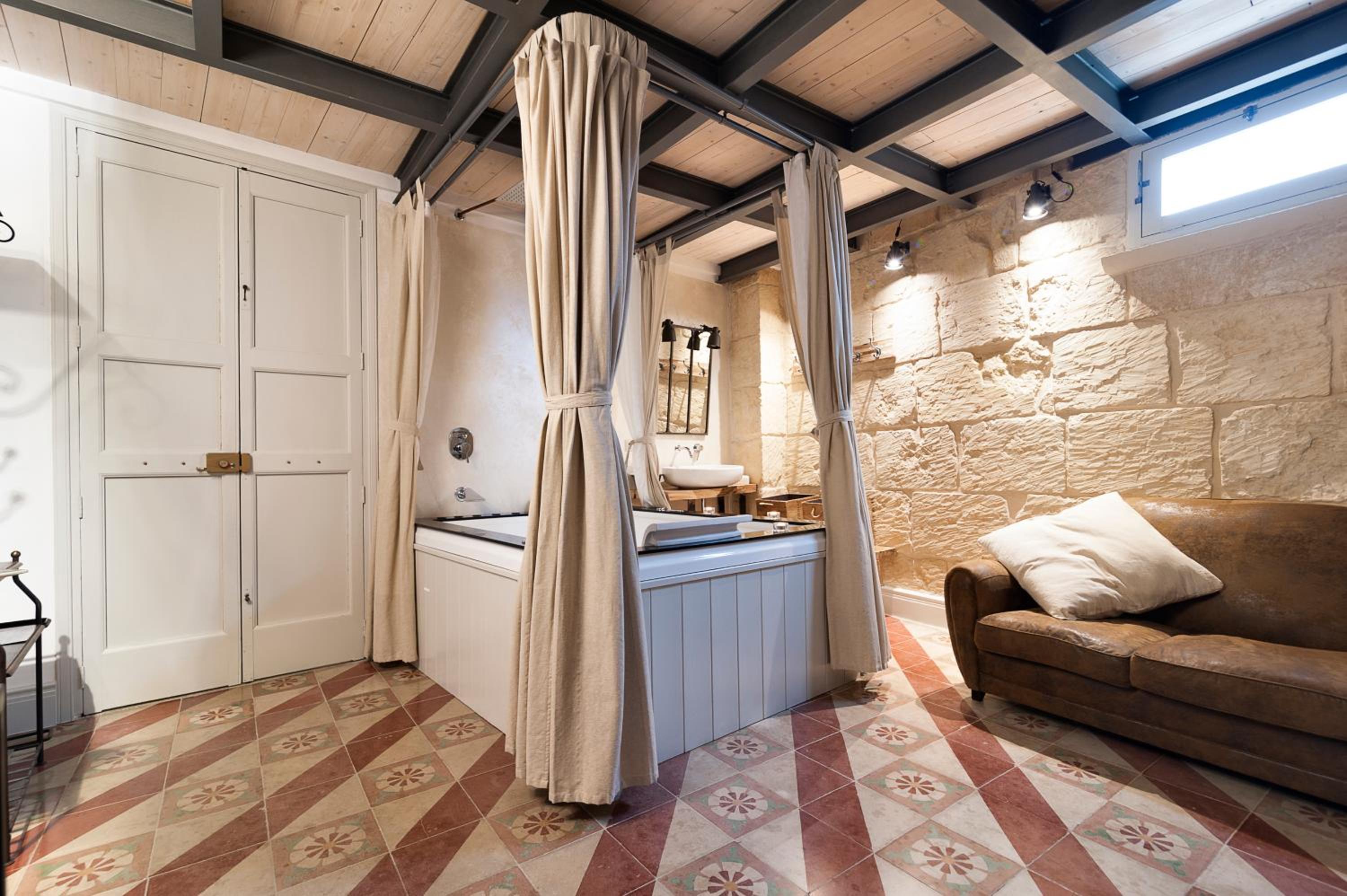 Deluxe Suite with Spa Bath