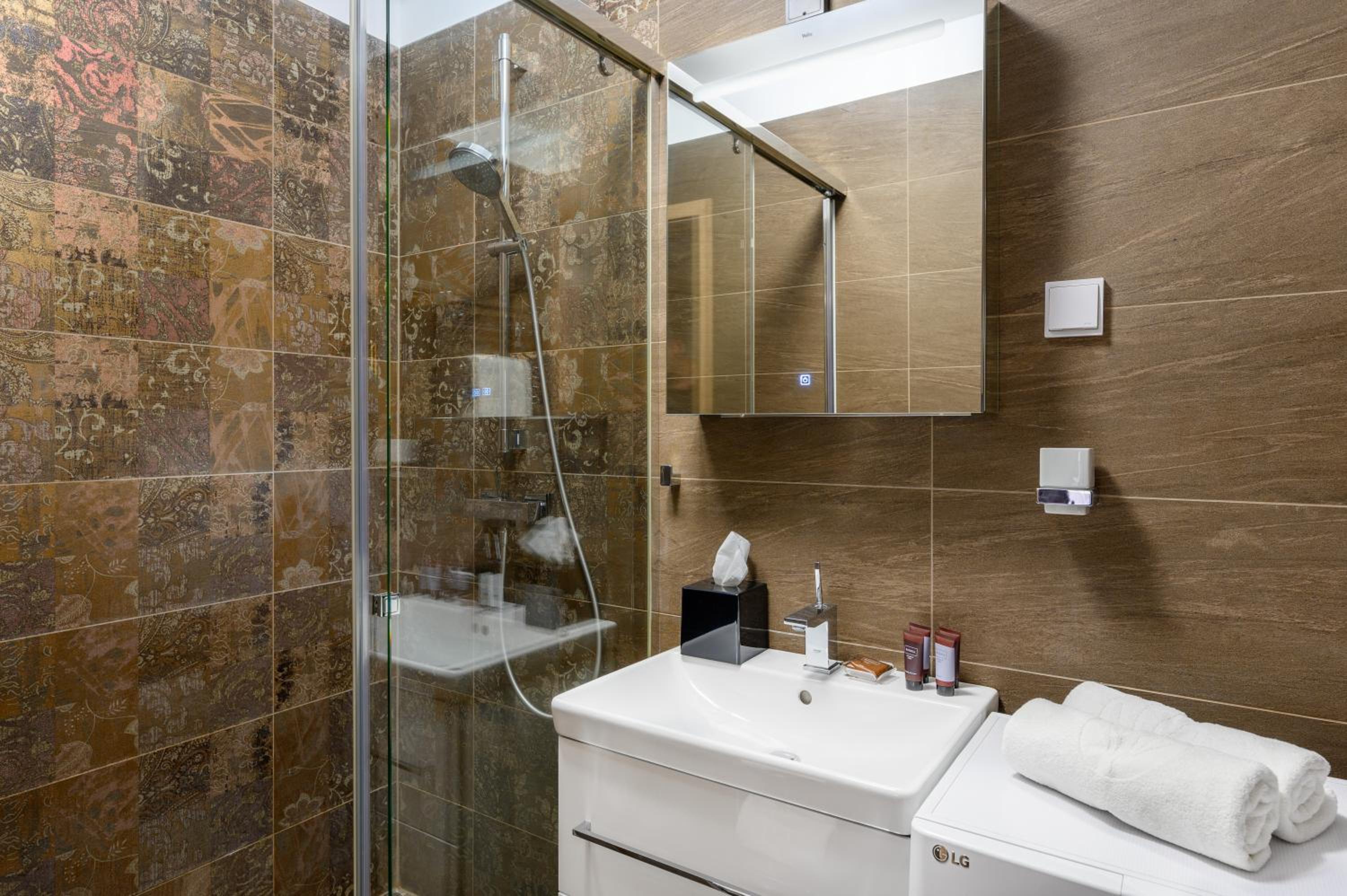 Deluxe Junior Suite - Photo 9