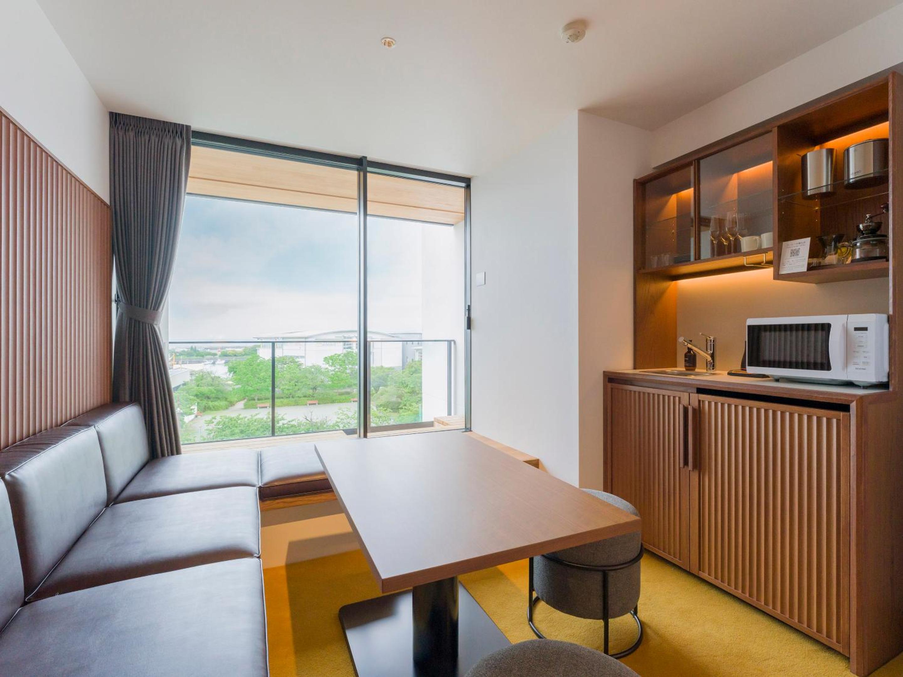 2 Double Beds Room, No-pets allowed, 1off-site parking lot - Photo 25