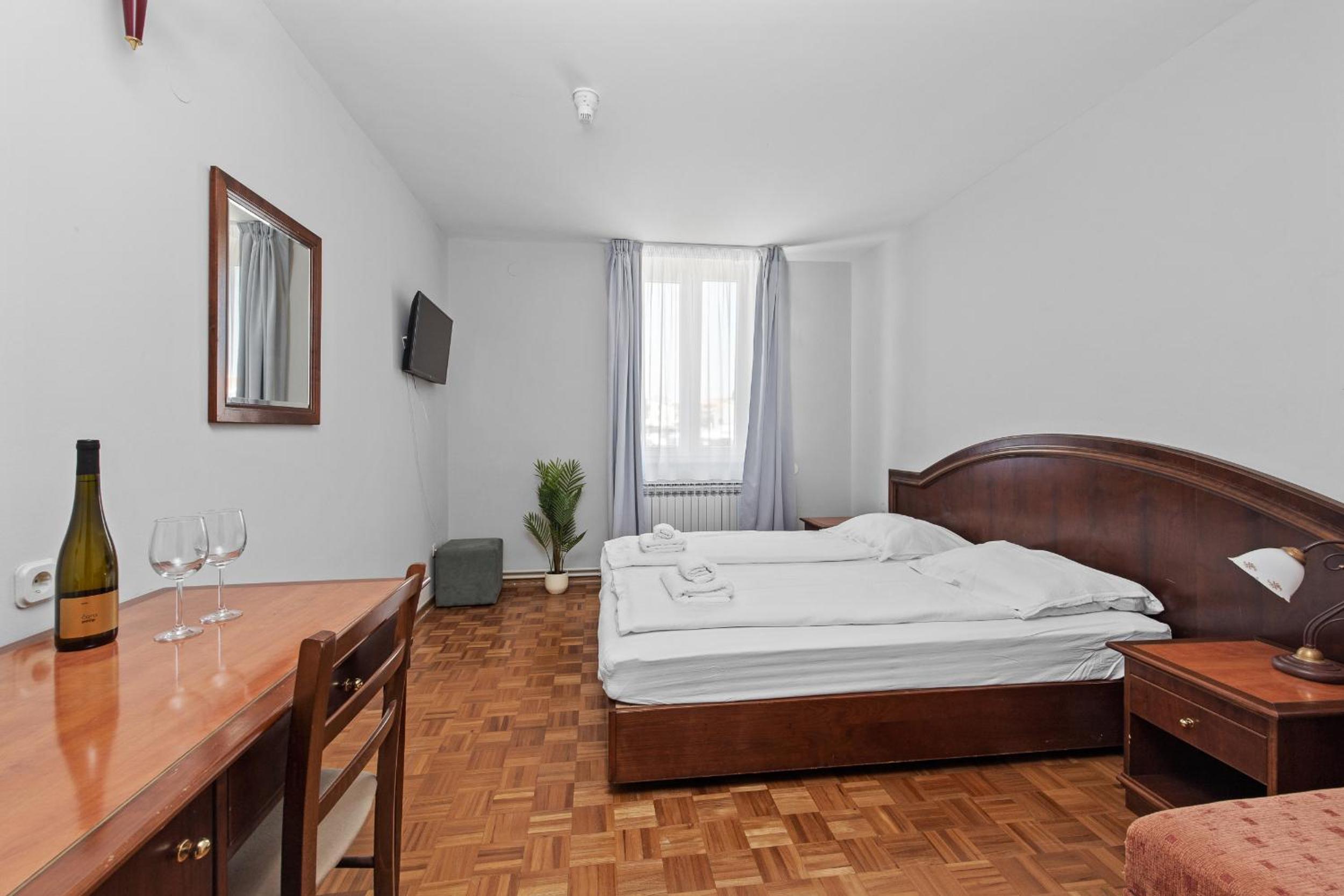 Economy Double Room photo 3