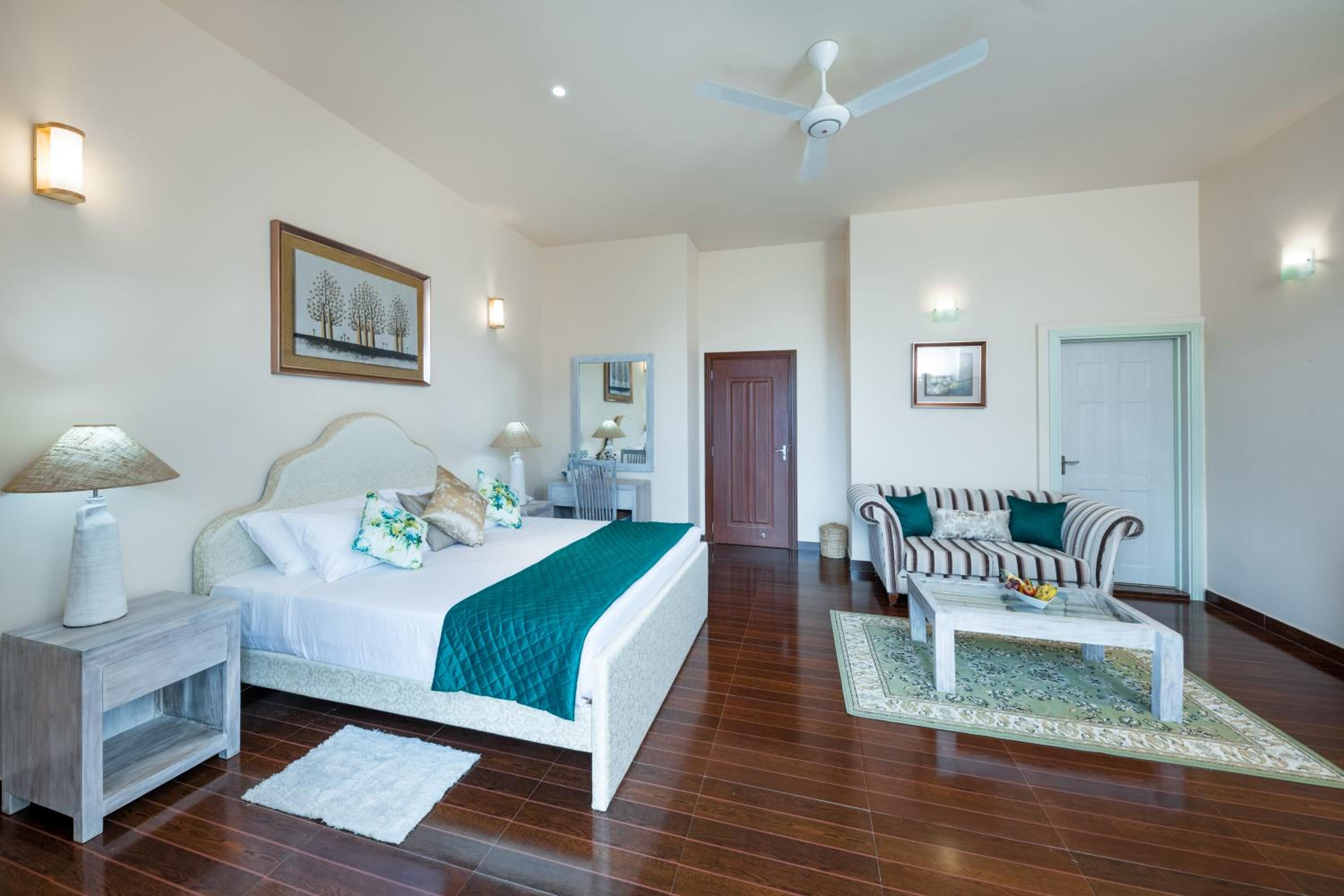 Deluxe Double Room with Balcony photo 2