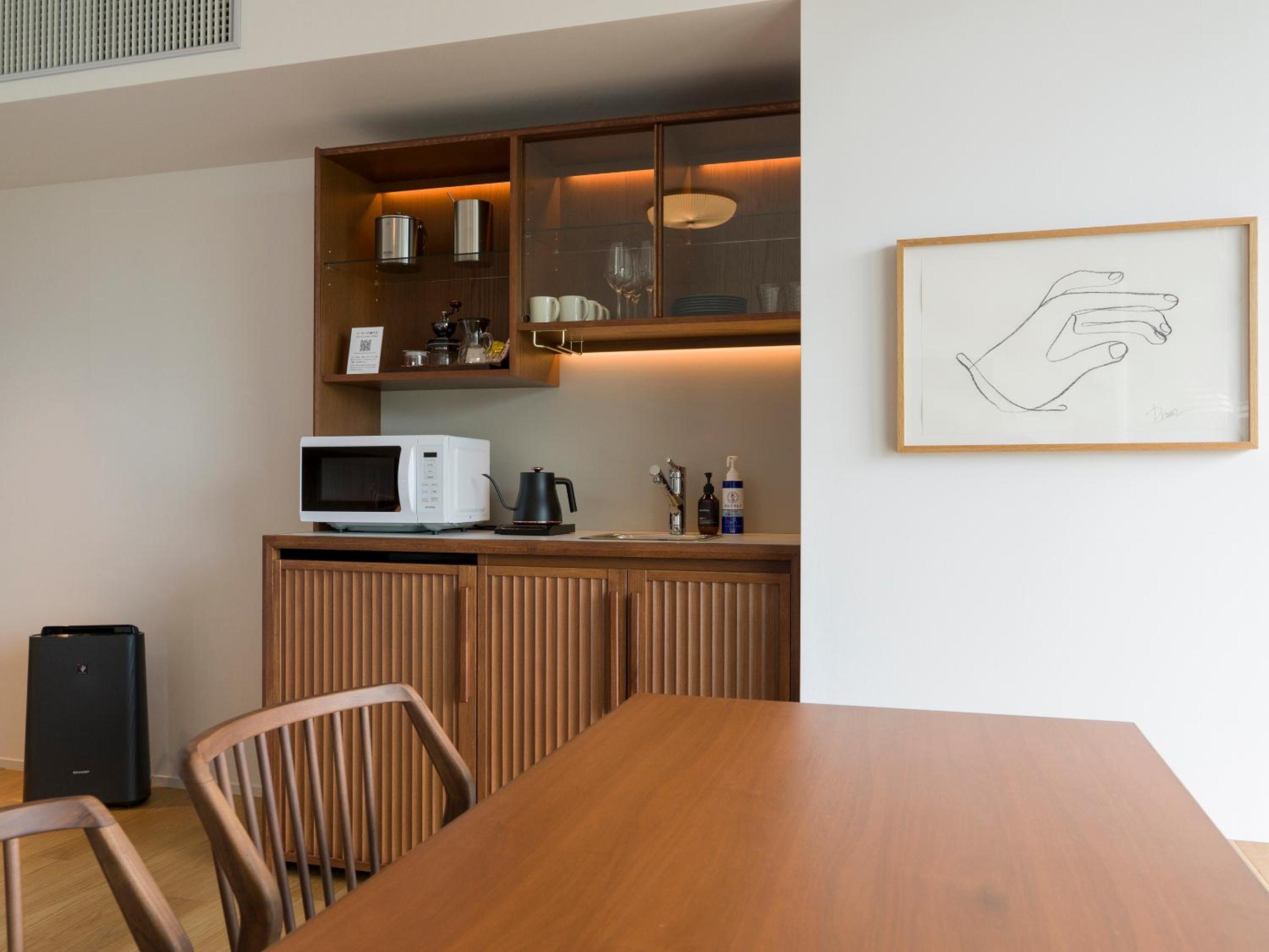 Family Room, Dog friendly, 1off-site parking lot - Photo 32