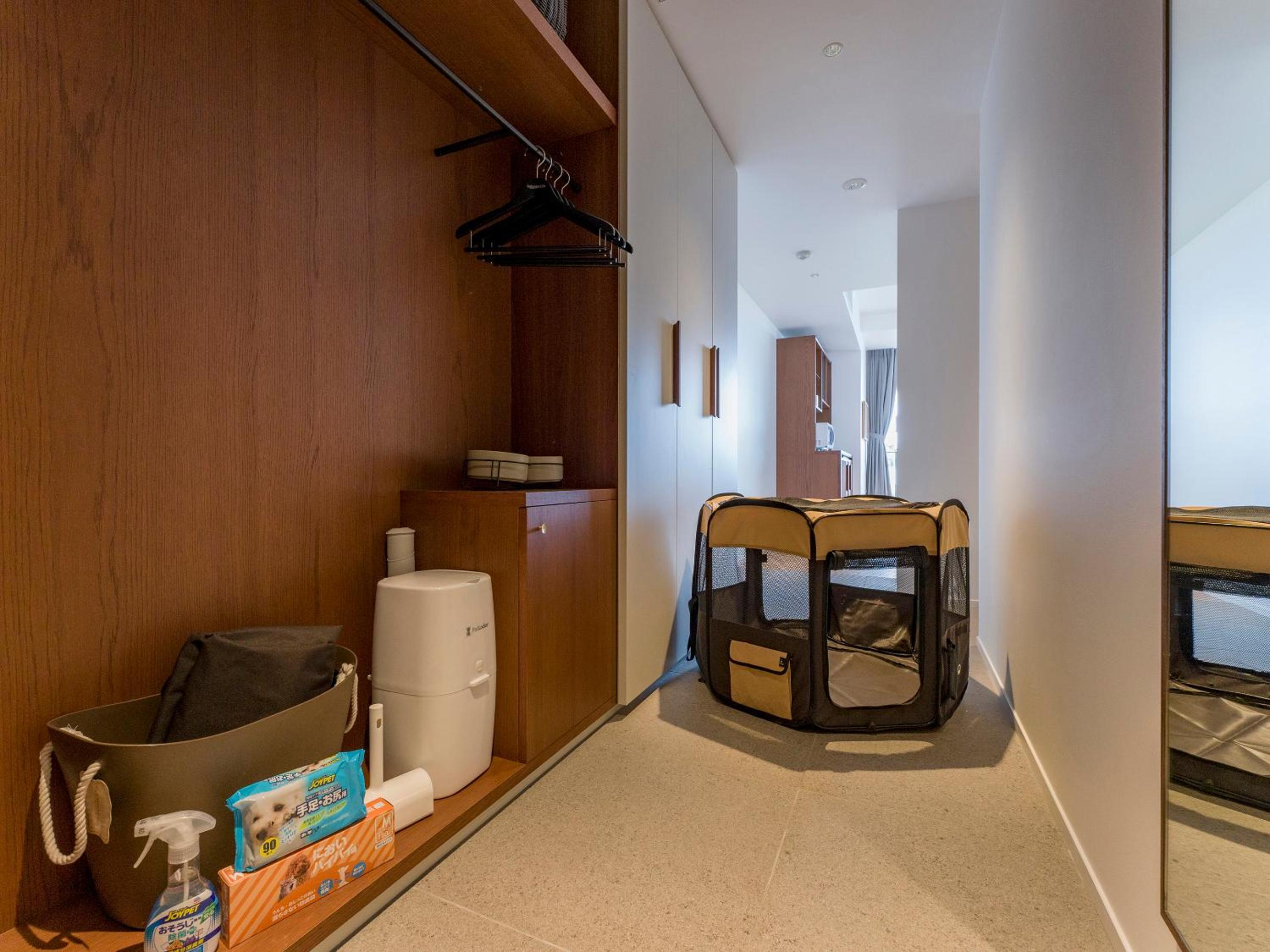 Family Room, Dog friendly, 1off-site parking lot - Photo 33