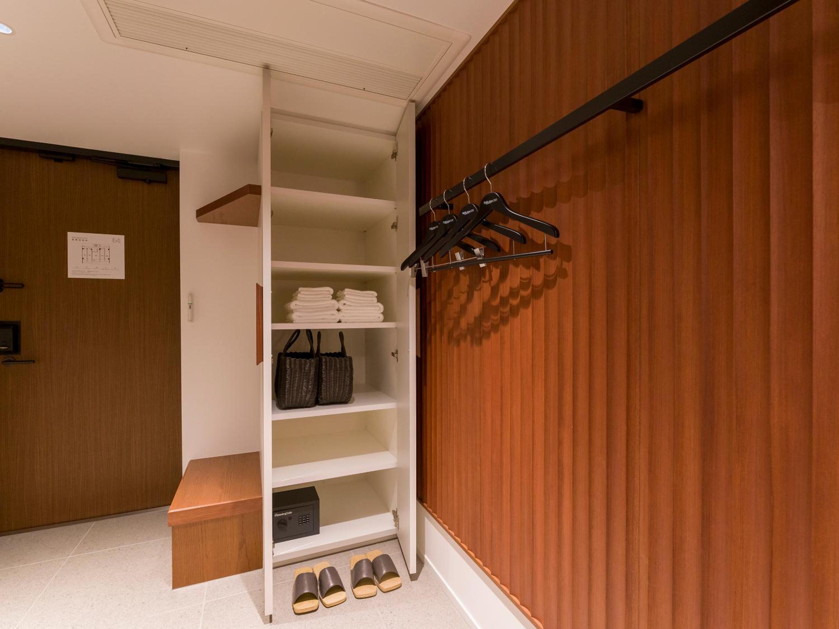 Hollywood Twin Room, No-pets allowed, 1off-site parking - Photo 25