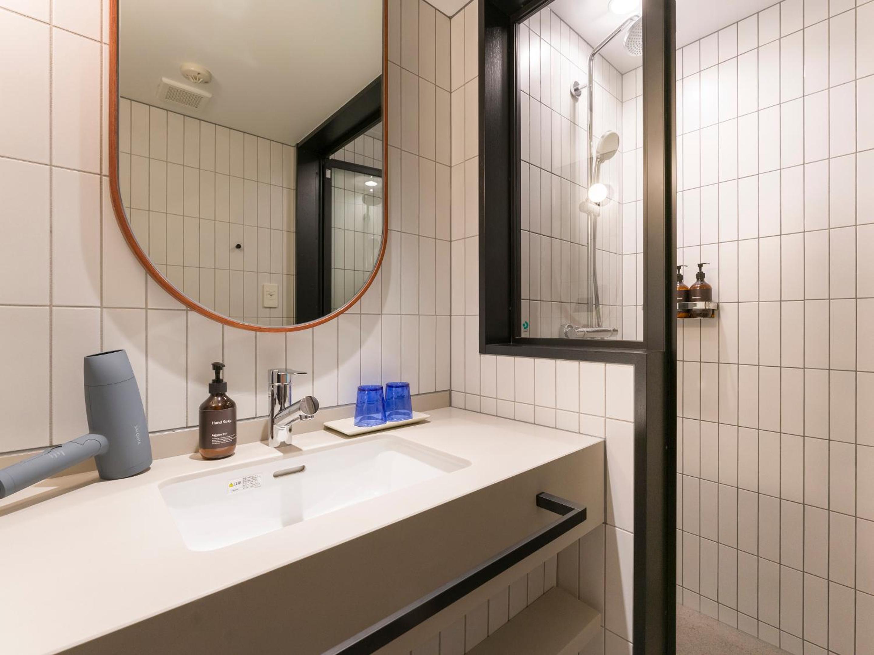 Hollywood Twin Room, No-pets allowed, 1off-site parking - Photo 24