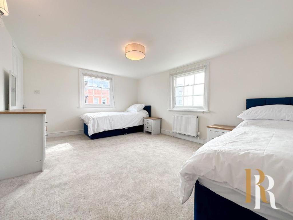 Three-Bedroom Apartment photo 2
