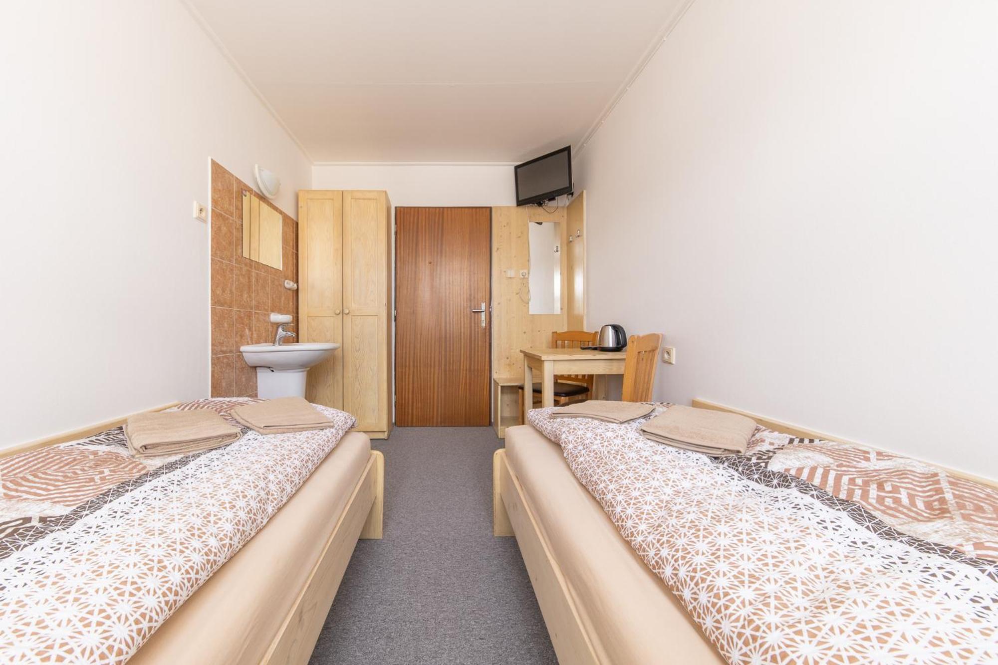 Economy Twin Room photo 1