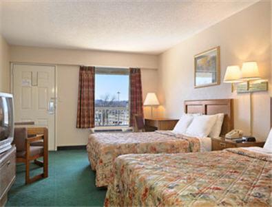 Standard Queen Room with Two Queen Beds - Non-Smoking - Photo 5