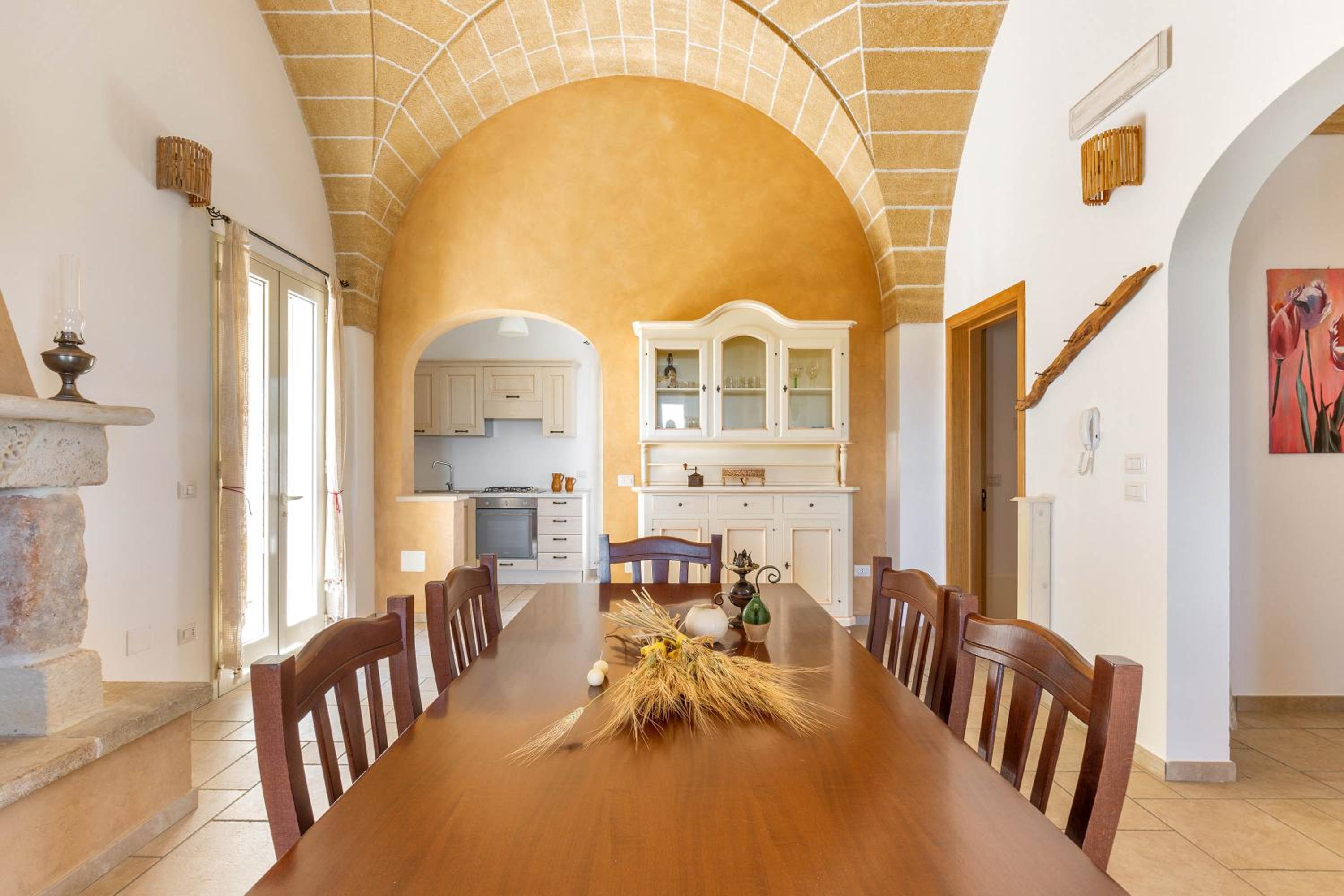 Six-Bedroom House photo 2