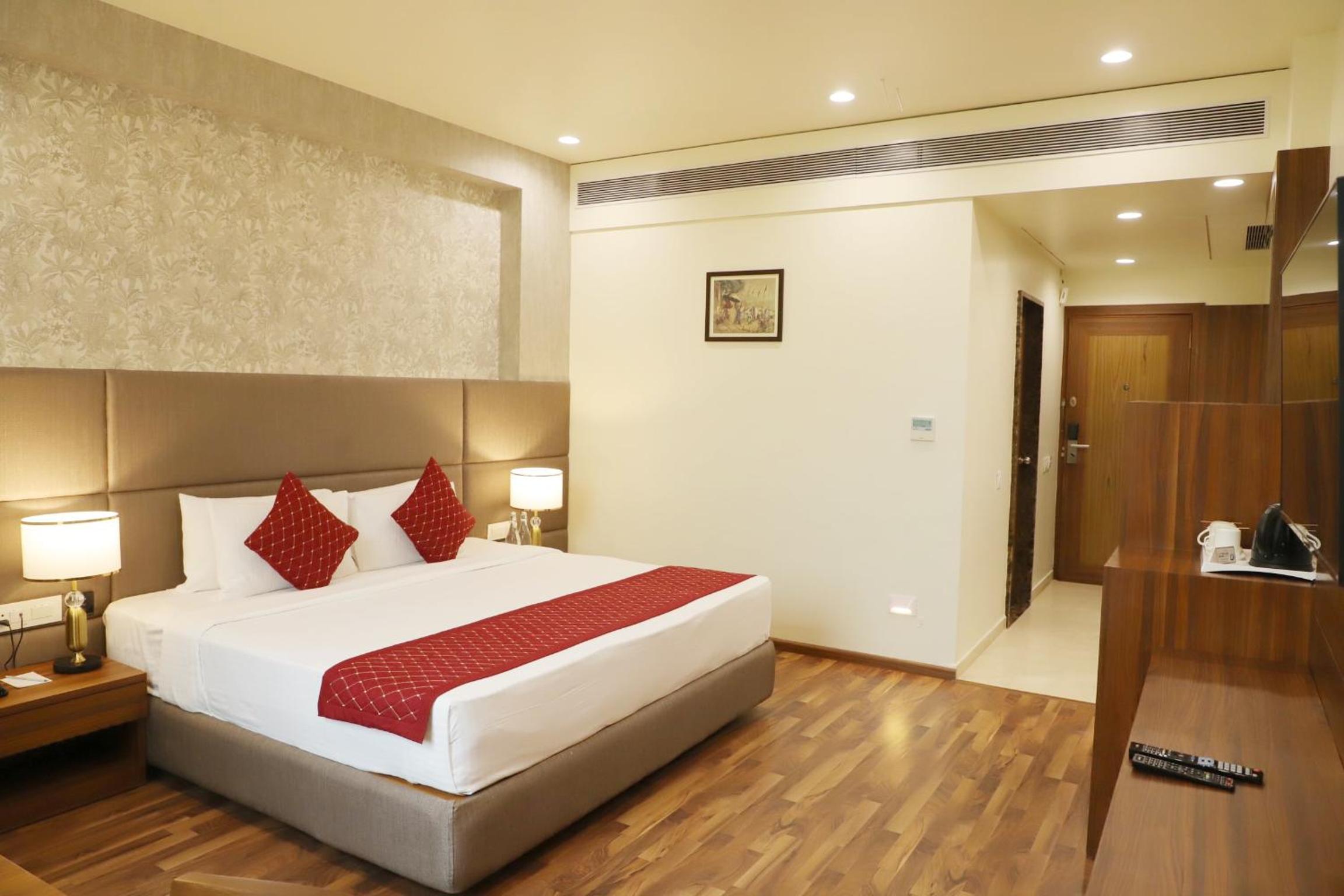 Grand Deluxe Room with Bathtub at Boulevard9, Nadiad – IHCL SeleQtions
