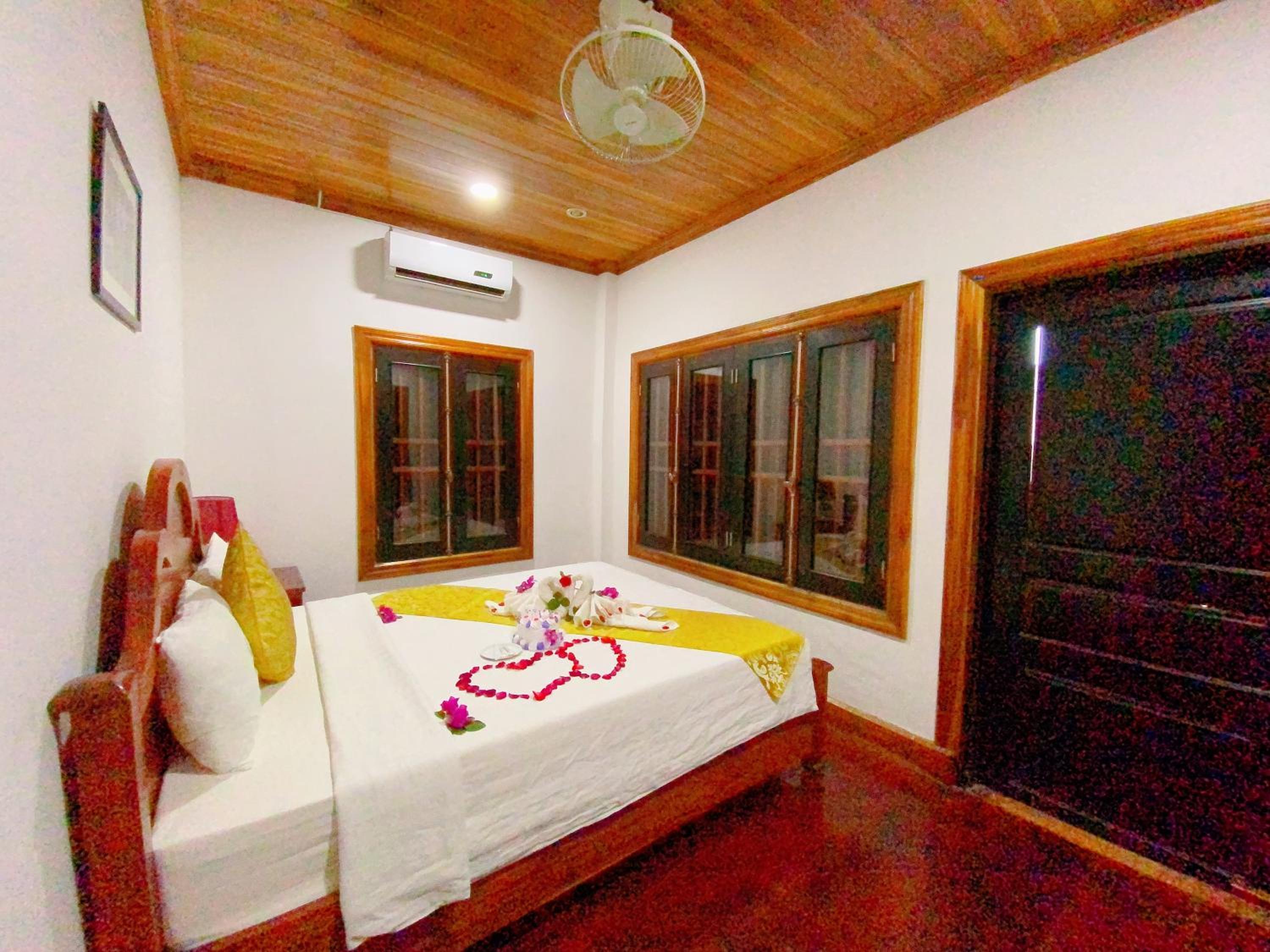 Deluxe Double Room with Balcony - Photo 12