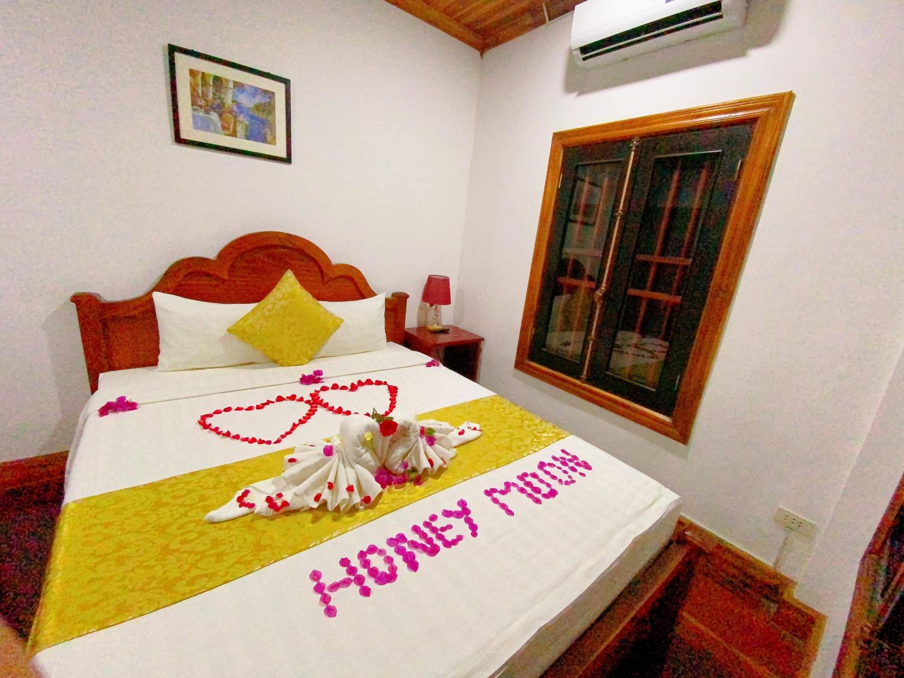 Deluxe Double Room with Balcony - Photo 9