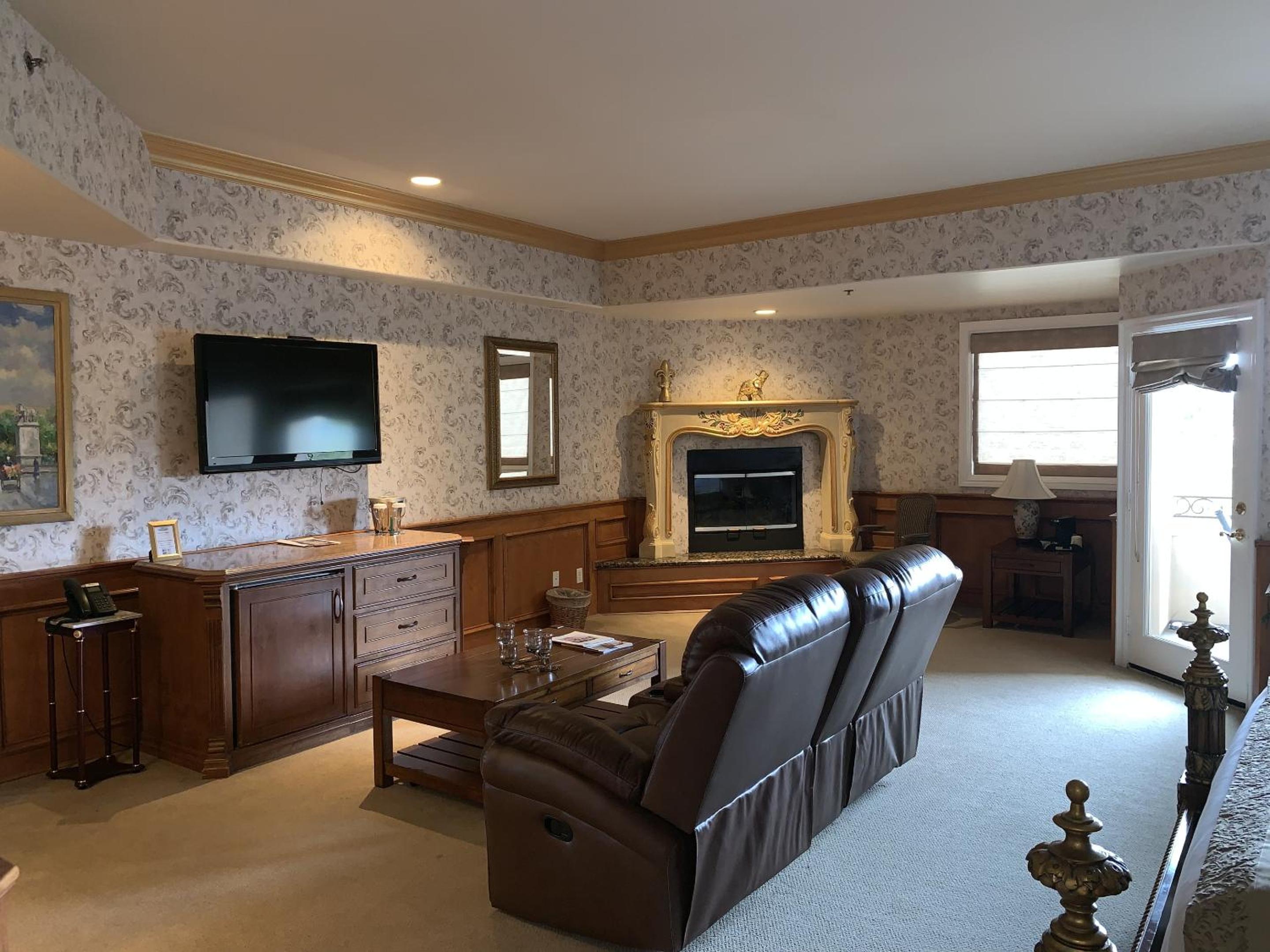 King Suite with Balcony - Photo 2