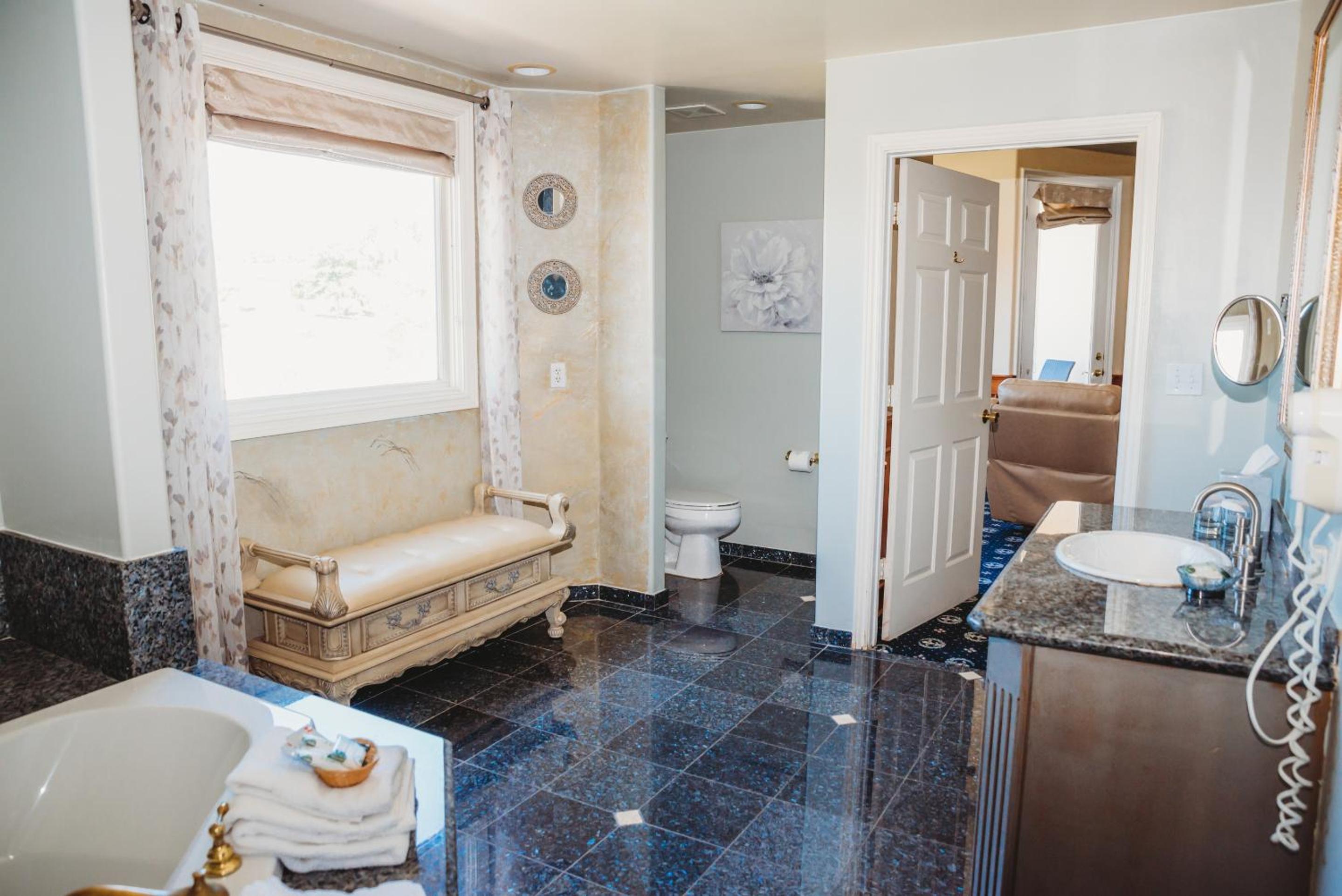 King Suite with Balcony - Photo 8