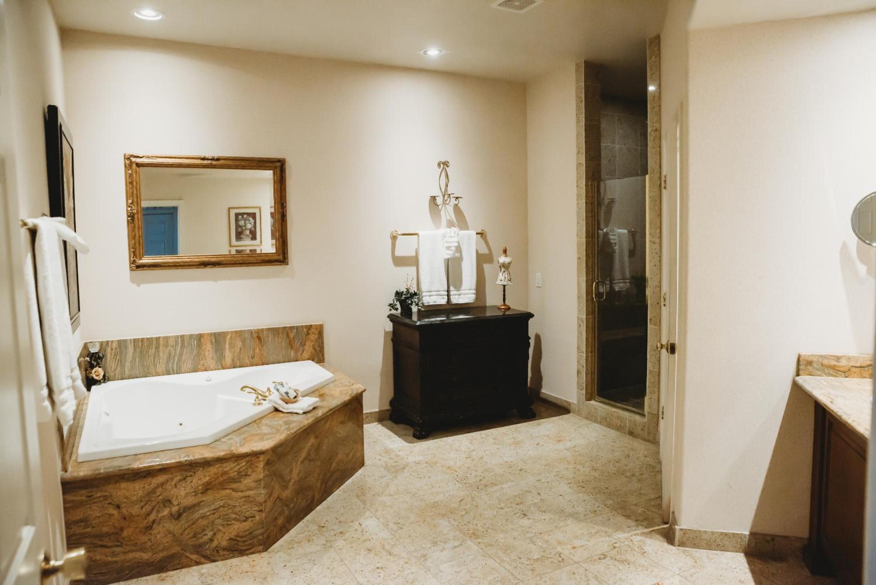 King Suite with Balcony - Photo 7