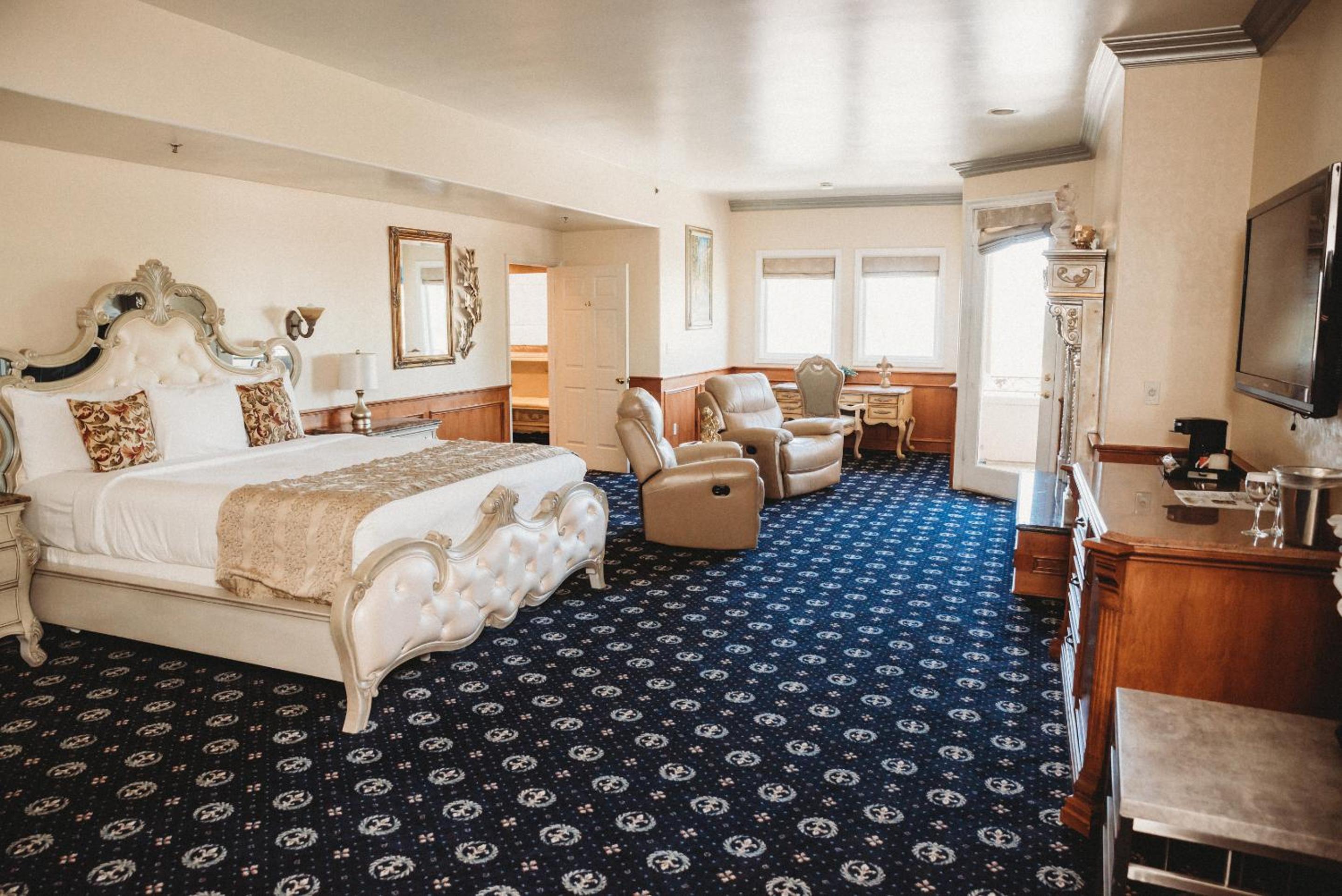 King Suite with Balcony - Photo 3