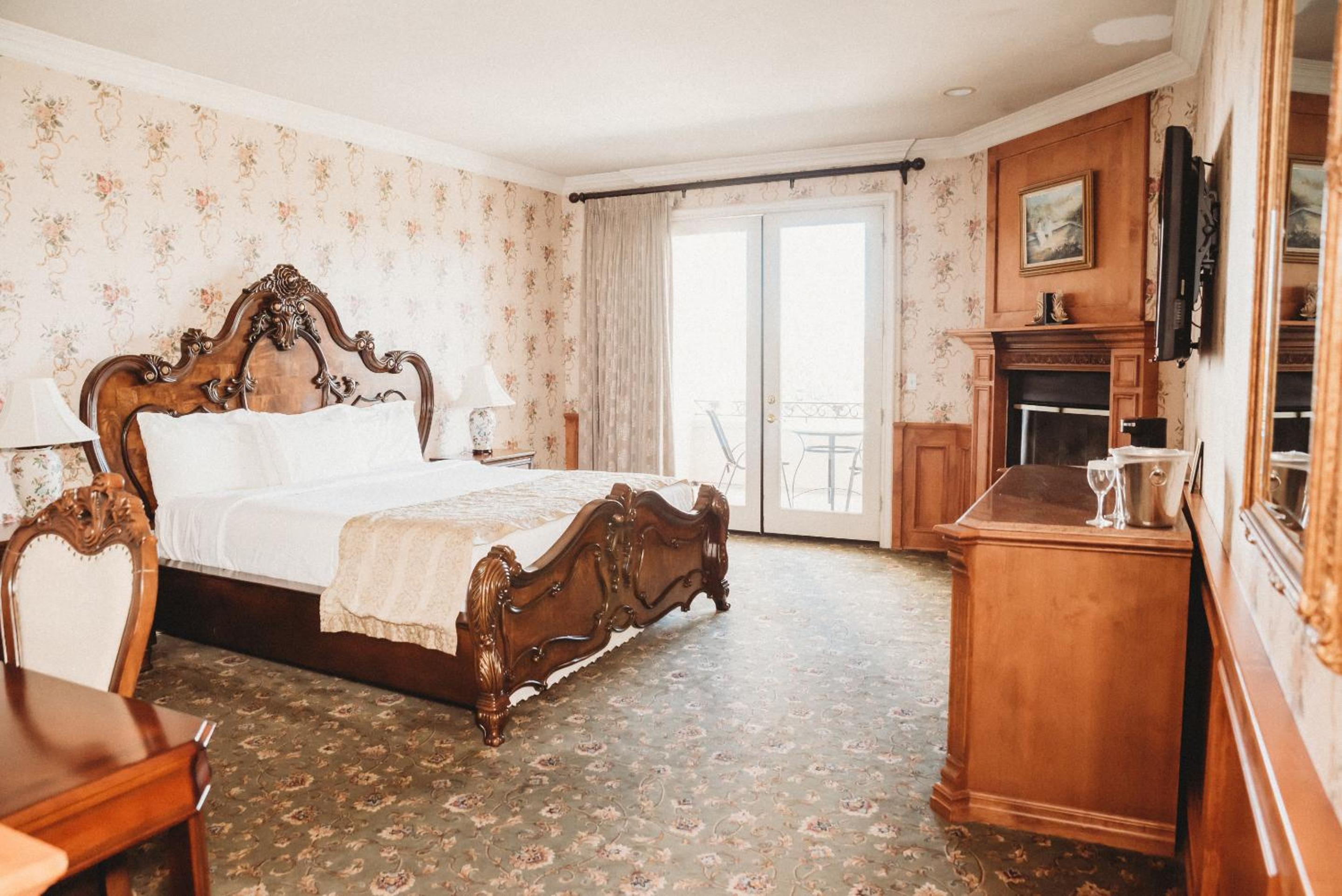 King Suite with Balcony - Photo 9