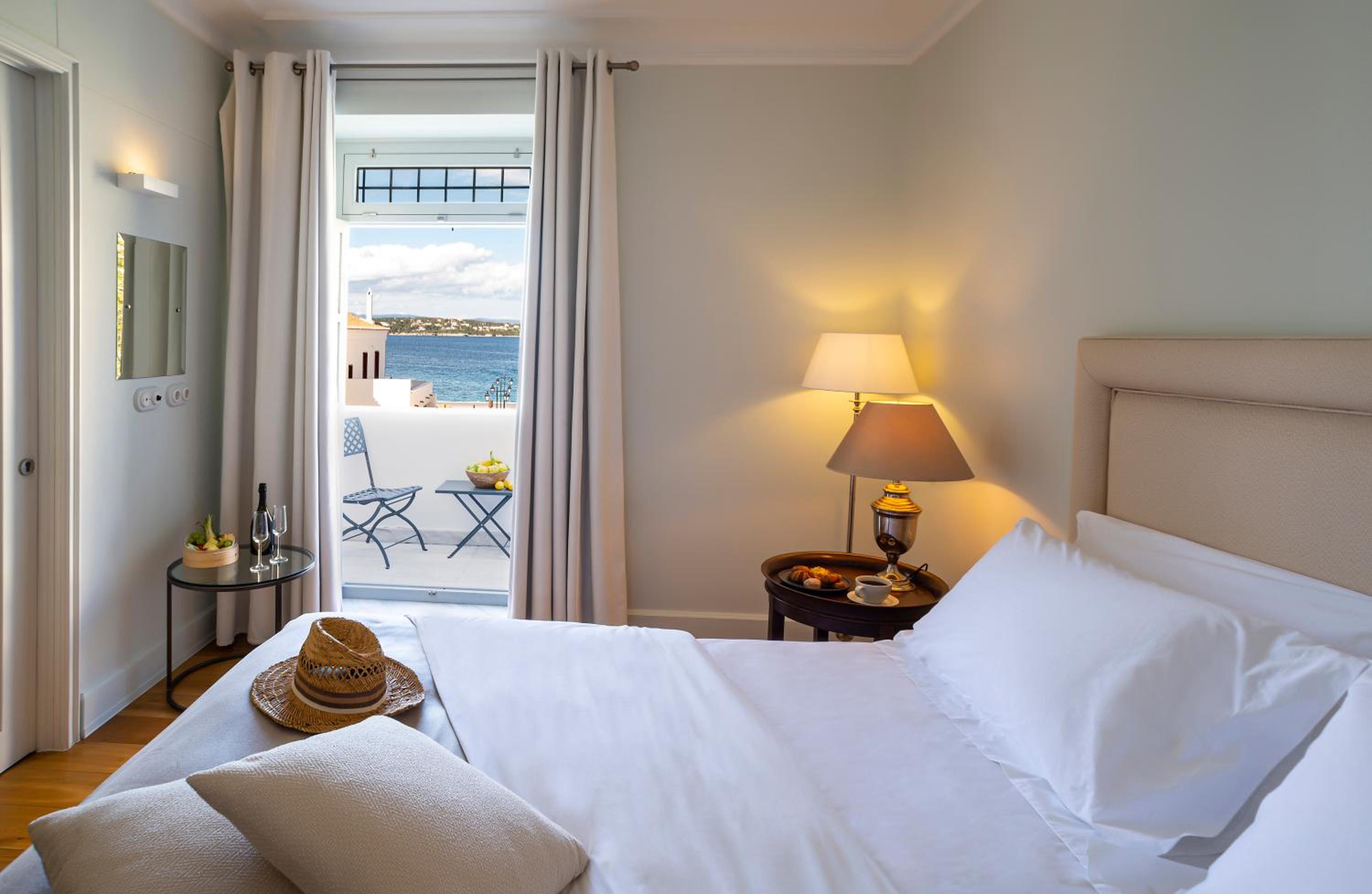 Deluxe Double Room with Partial Sea View - Photo 4