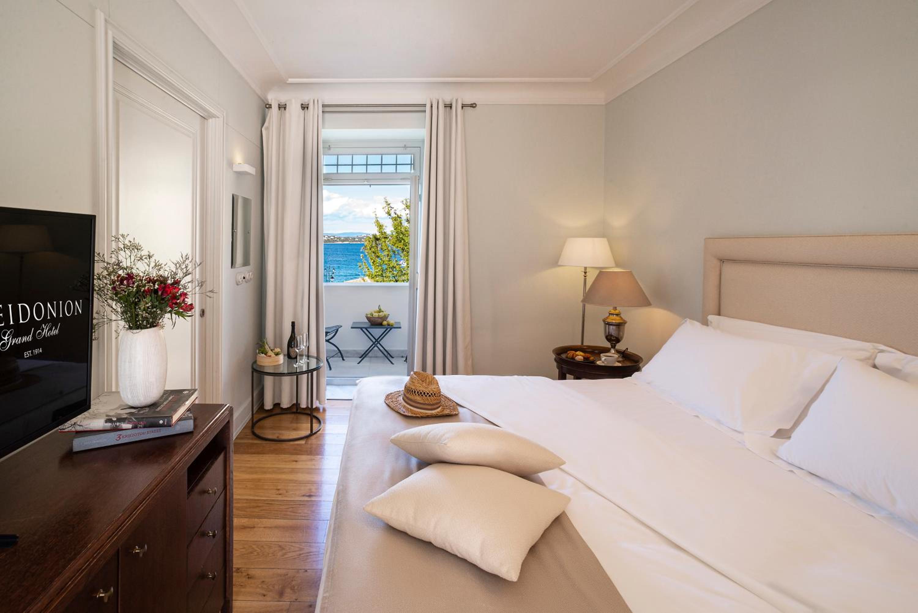 Deluxe Double Room with Partial Sea View - Photo 7
