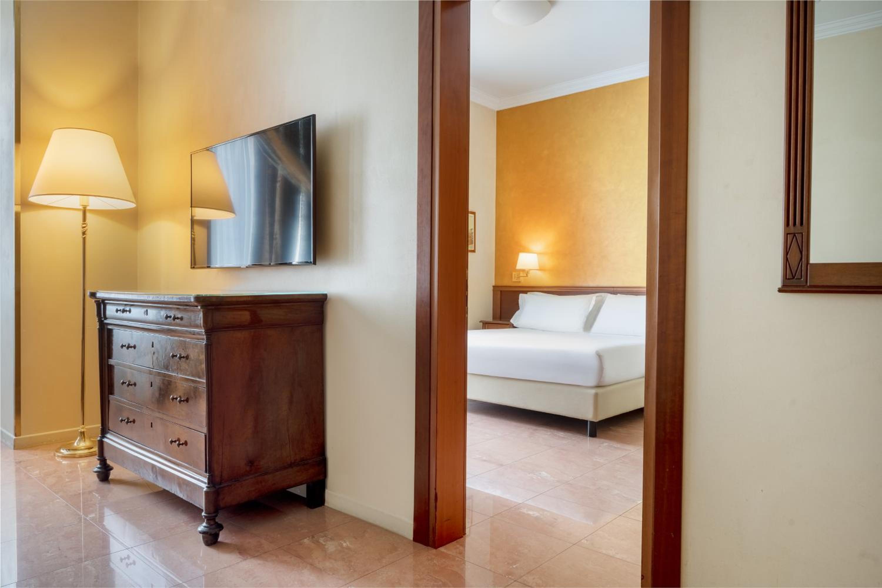 Suite with Sofa Bed thumbnail 6