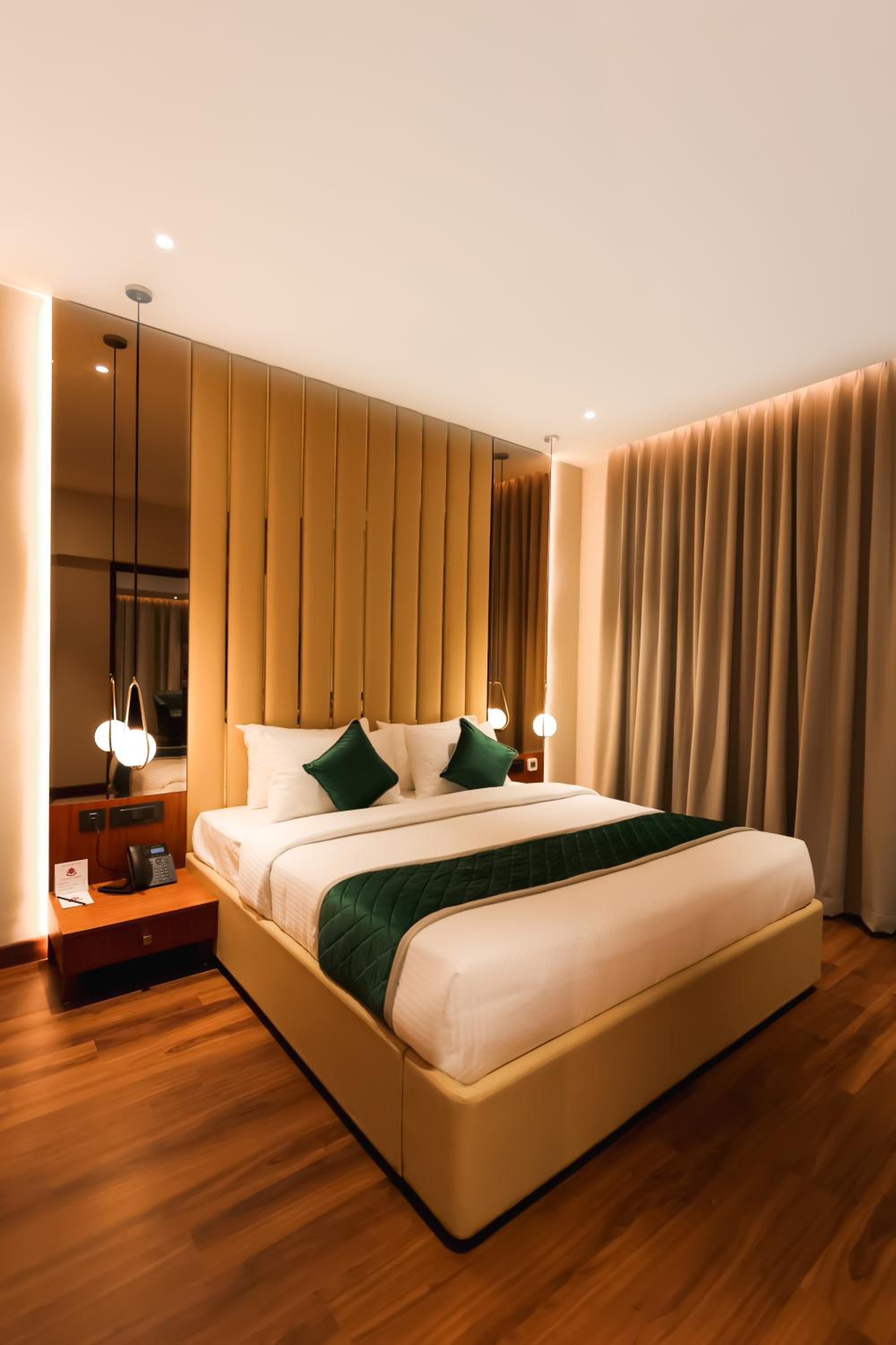 Suite - Photo 1