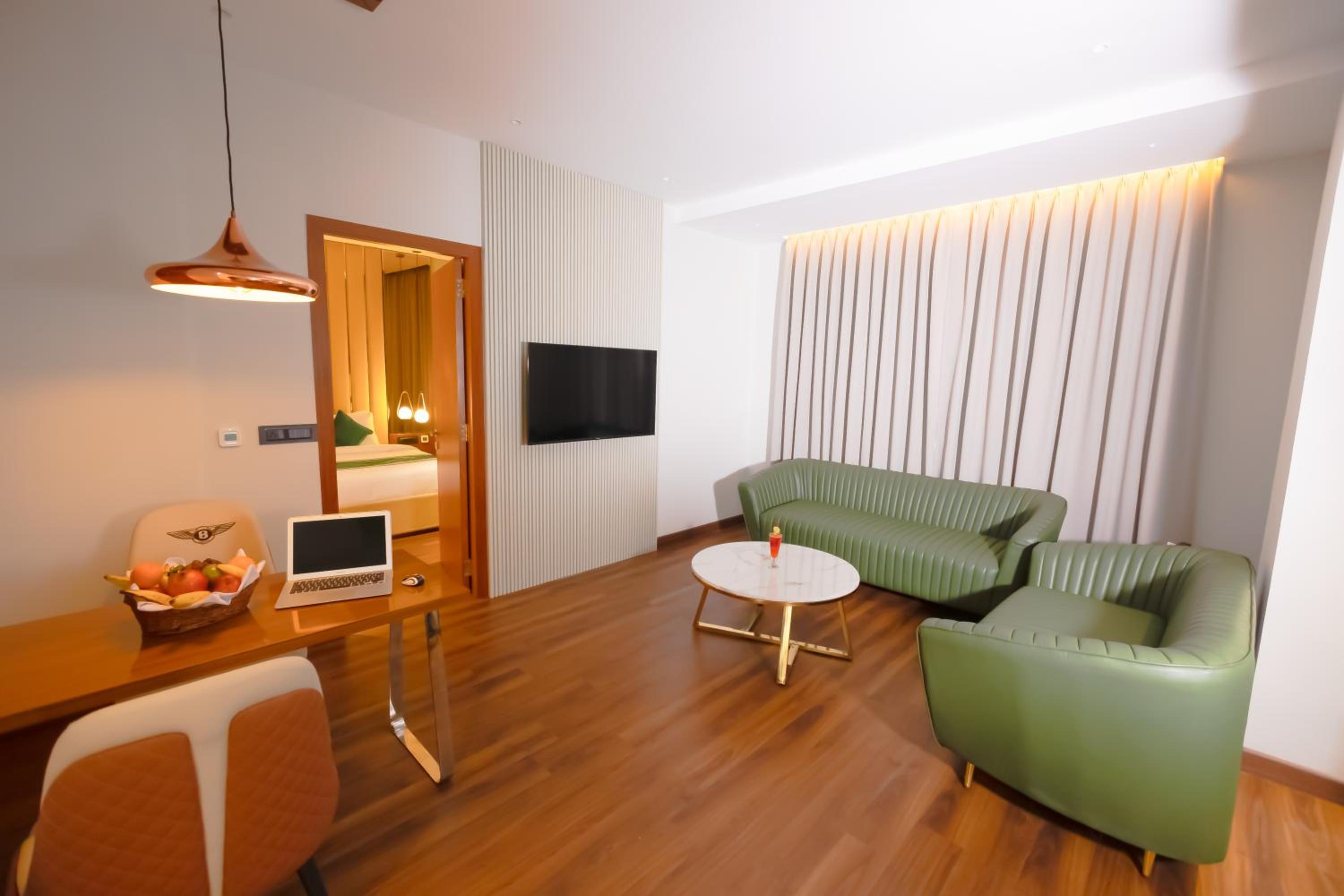 Suite - Photo 6
