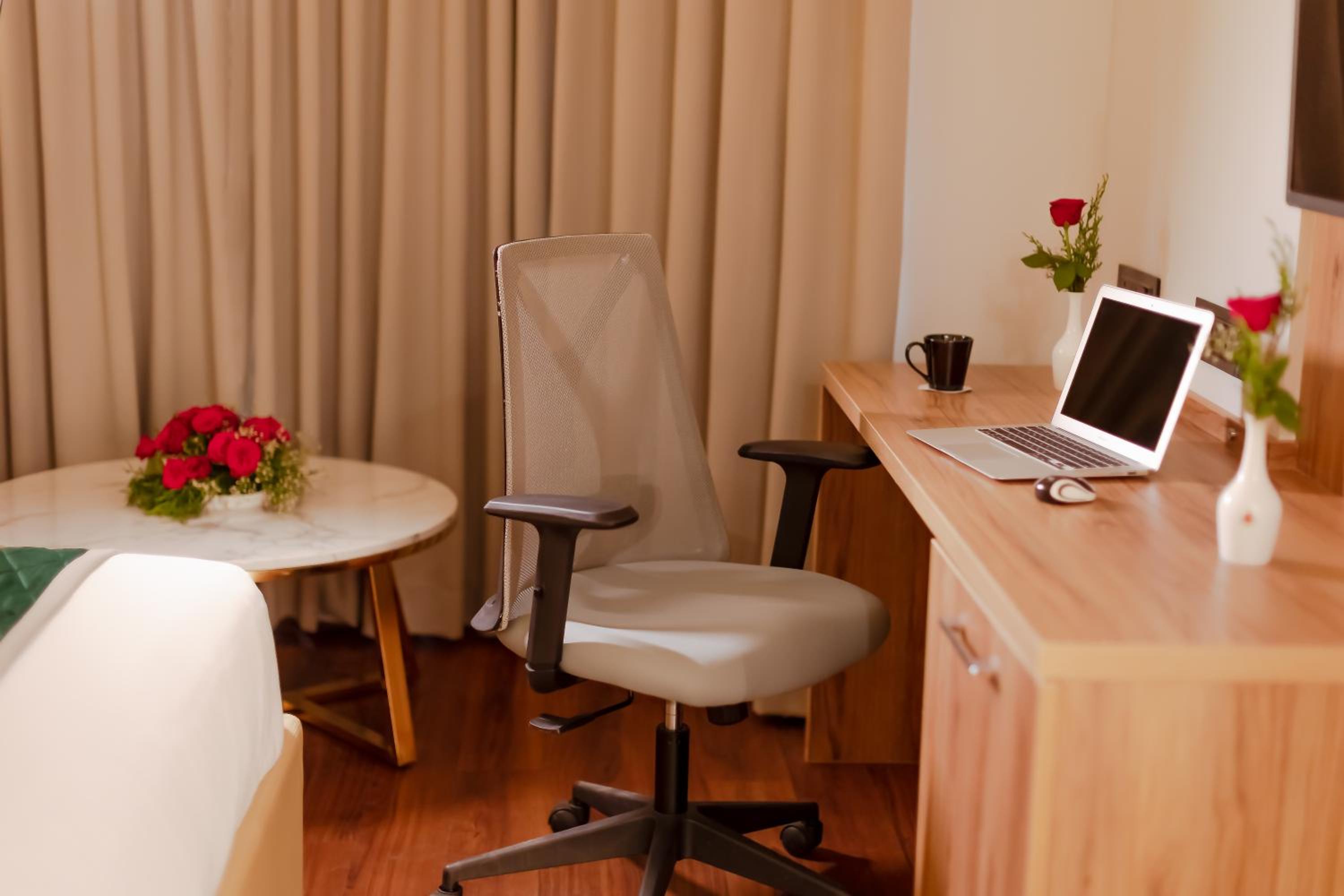 Deluxe King Room - Photo 5