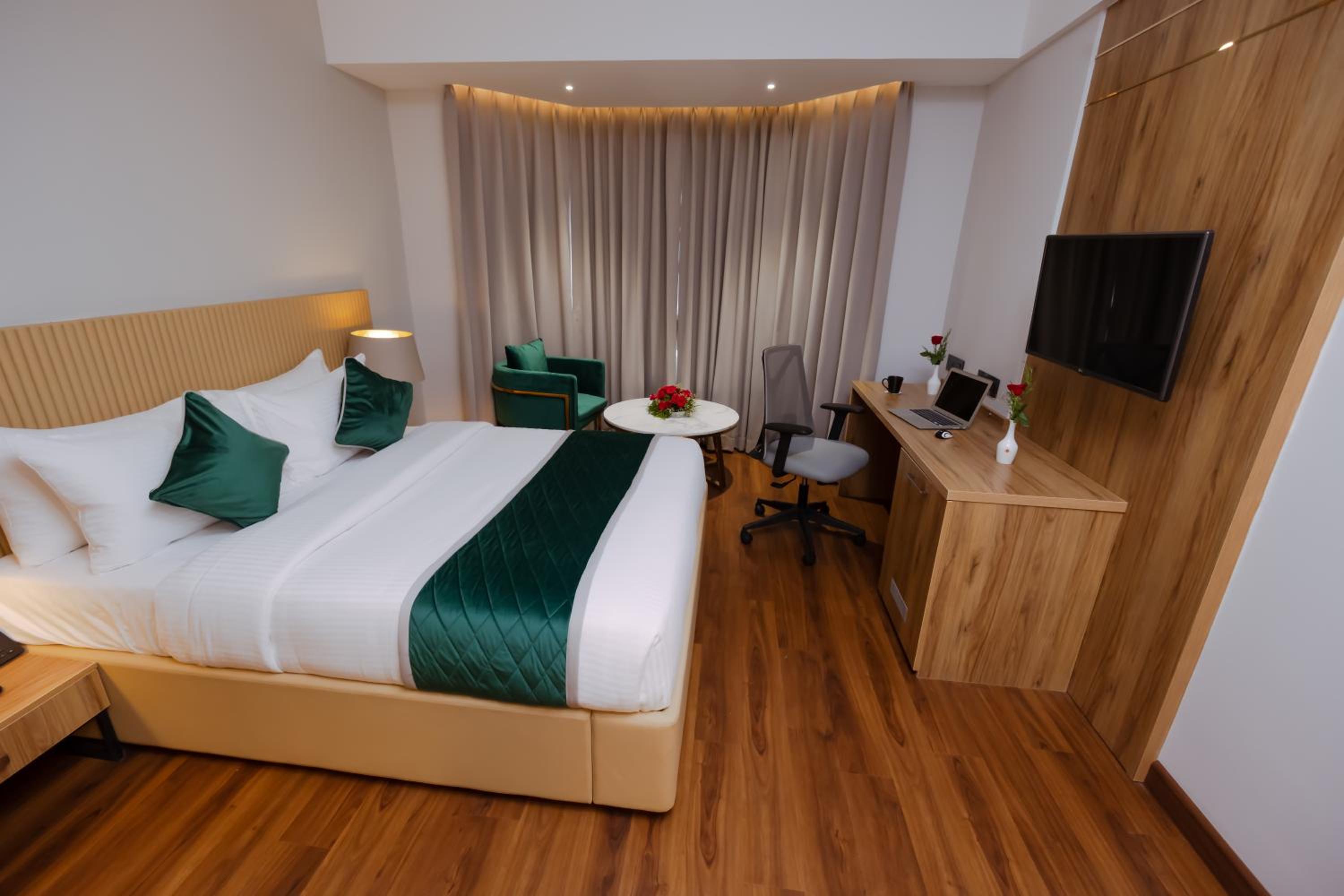Deluxe King Room - Photo 1