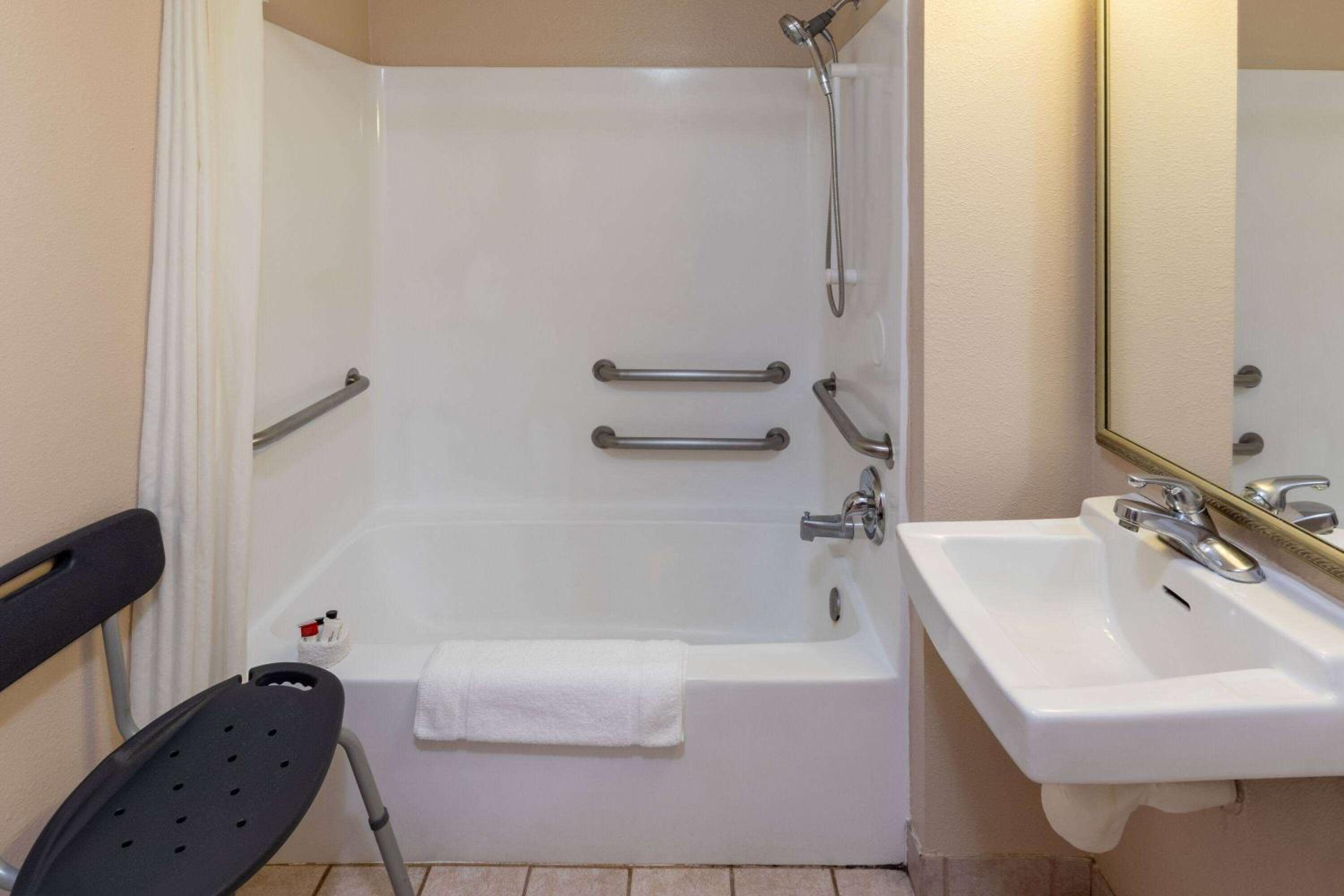 Queen Room with Two Queen Beds and Bath Tub - Mobility Accessible/Non-Smoking - Photo 2
