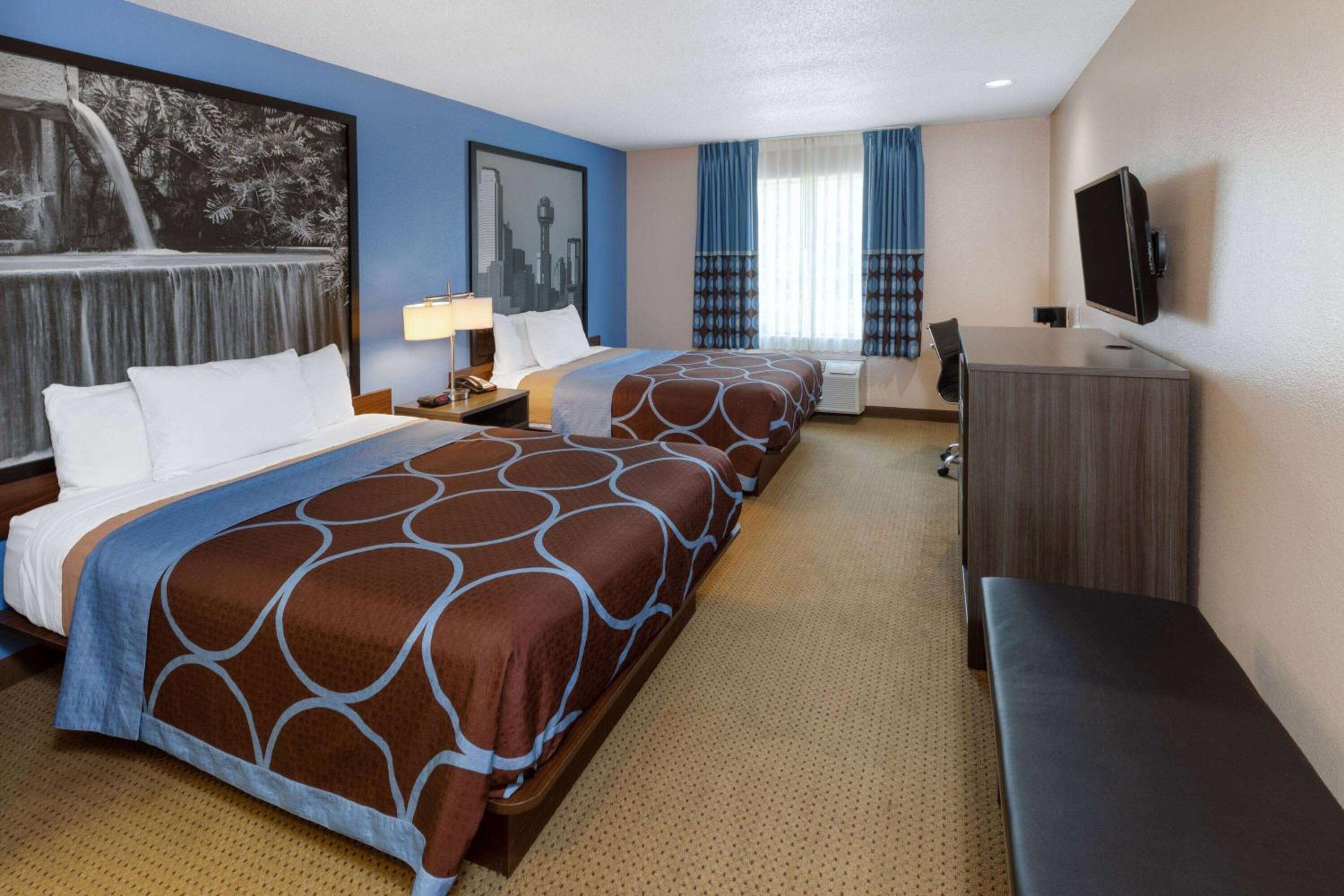 Queen Room with Two Queen Beds and Bath Tub - Mobility Accessible/Non-Smoking - Photo 3