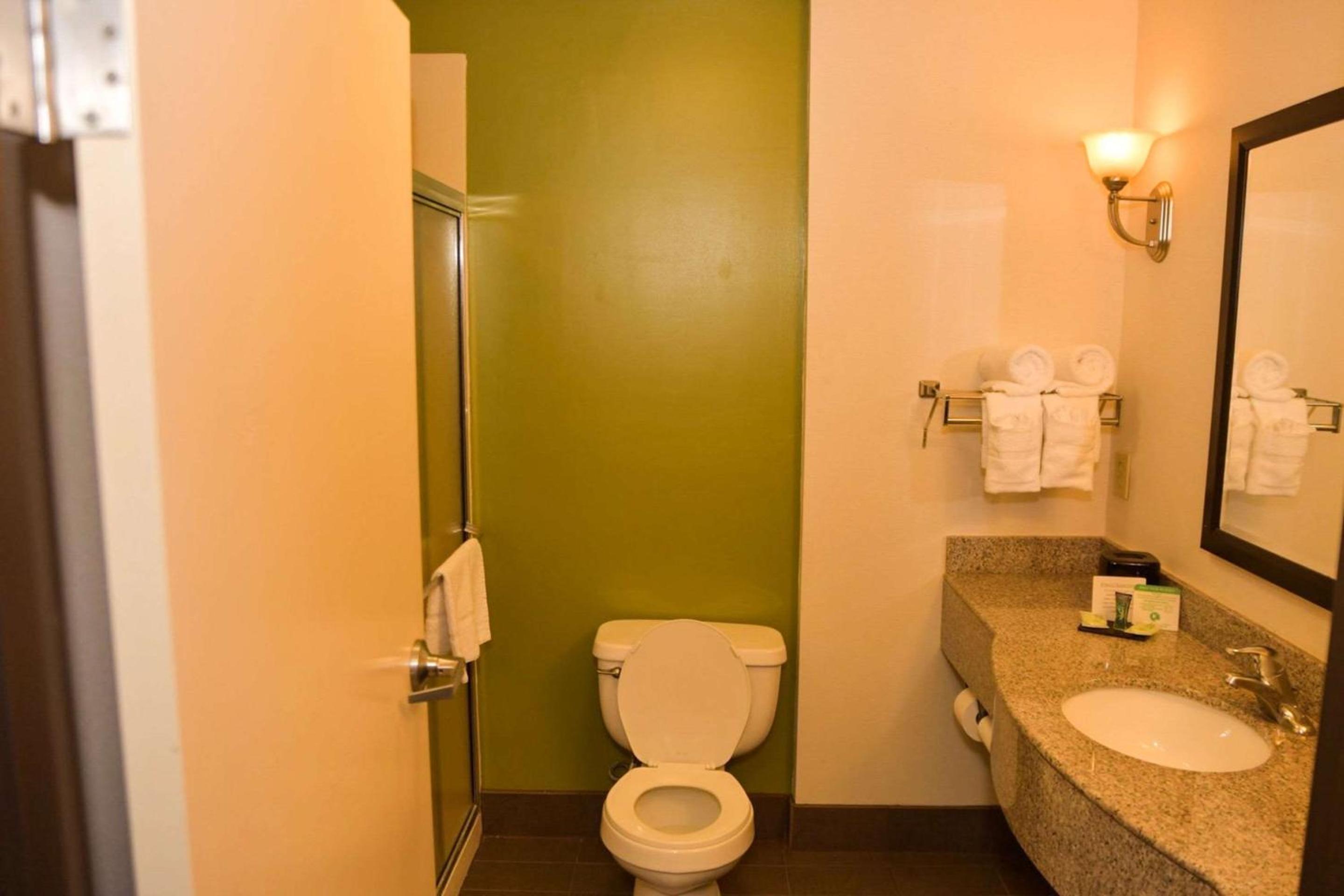 Standard King Room - Non-Smoking  - Photo 3