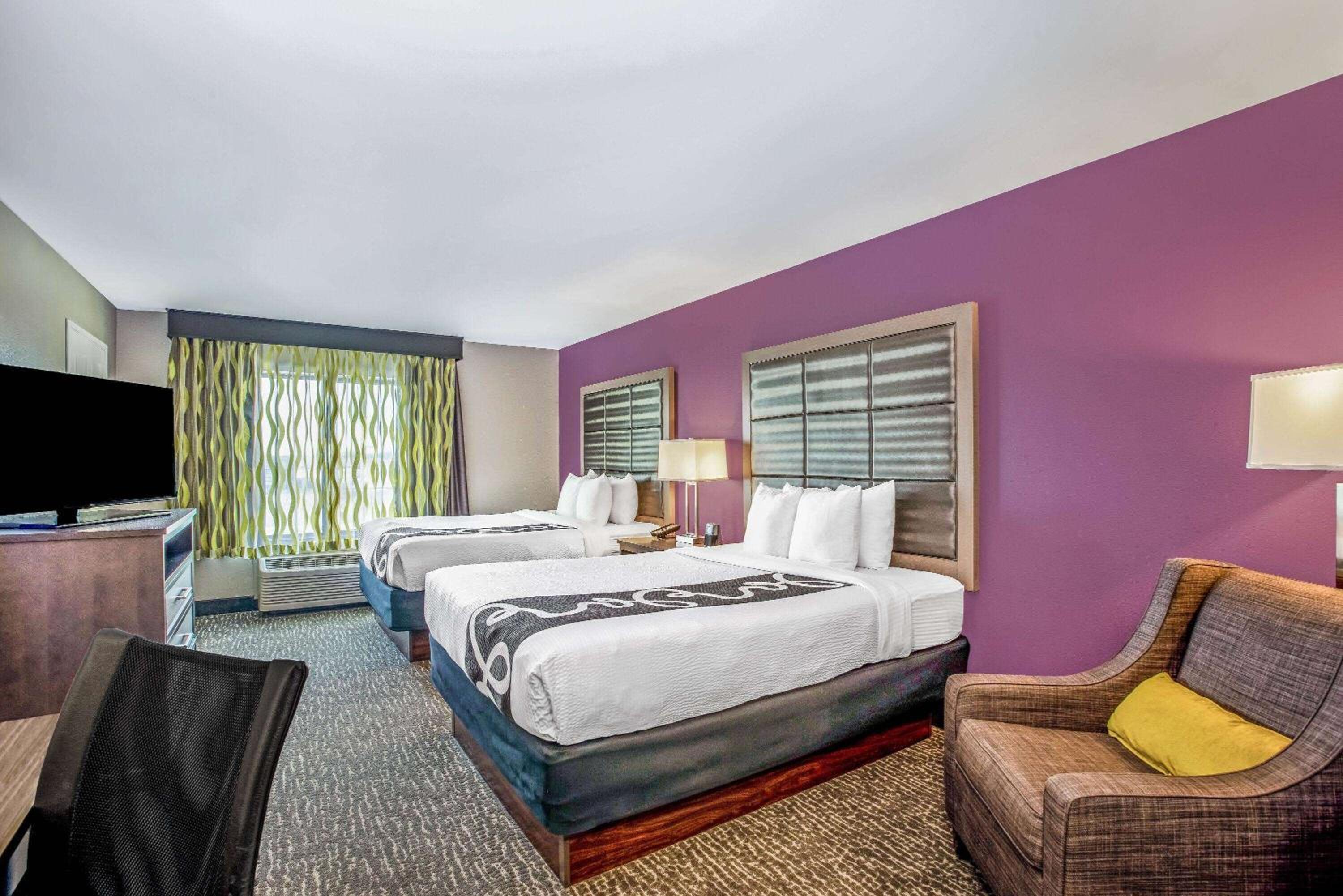 Queen Room with Two Queen Beds - Non-Smoking - Photo 2