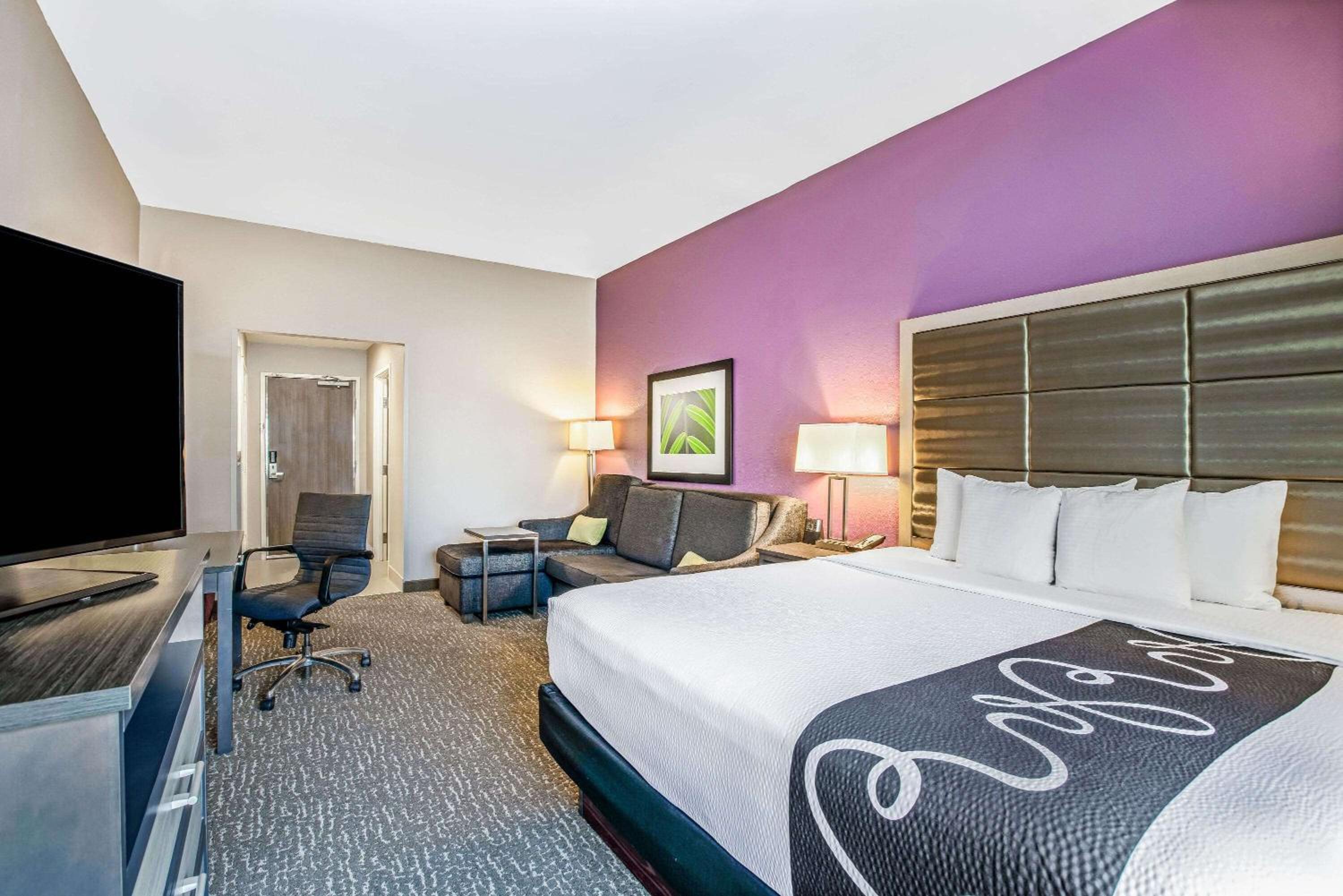 King Room - Non-Smoking - Photo 3