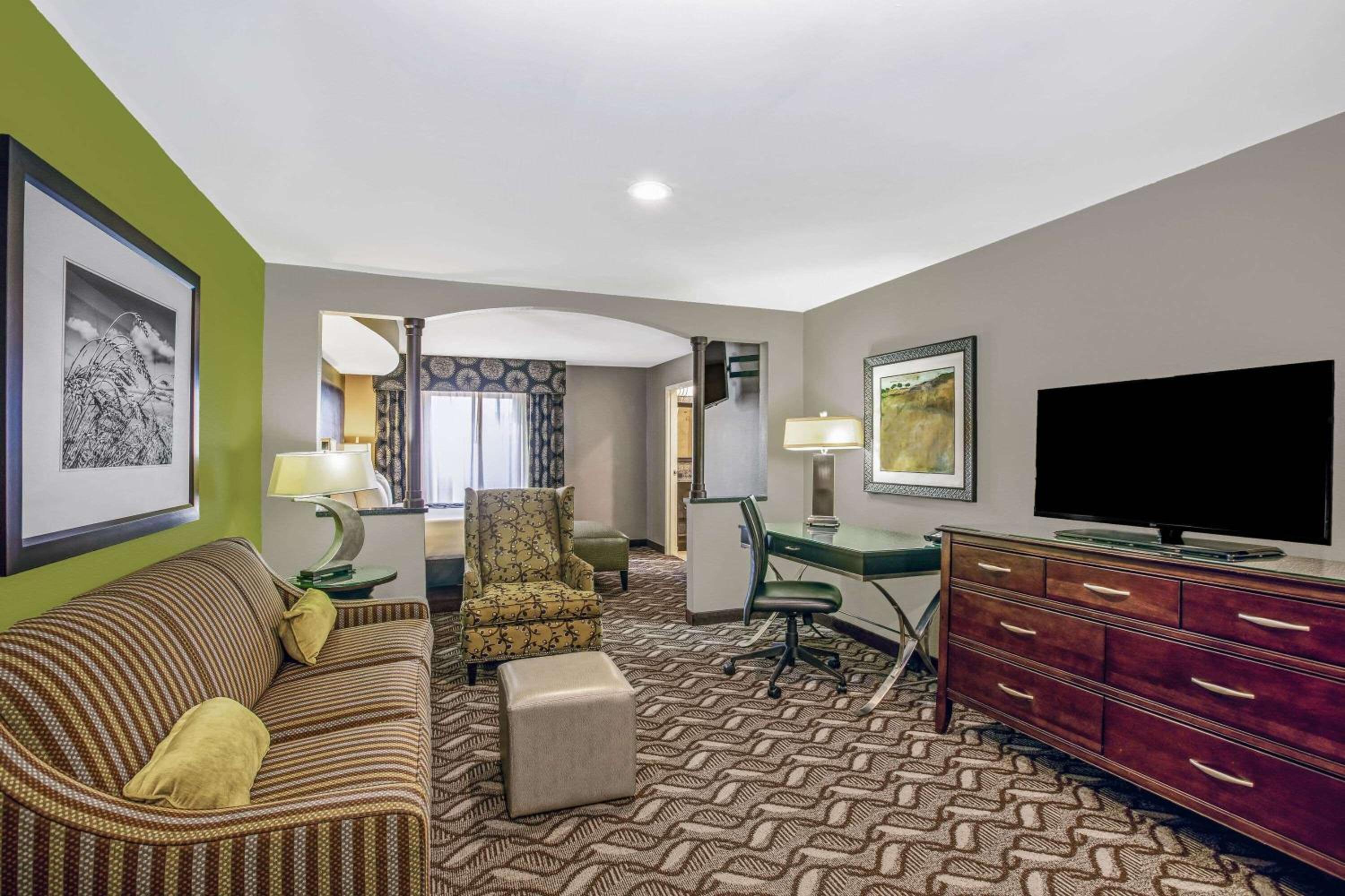 Deluxe King Suite with Limited City View - Photo 1