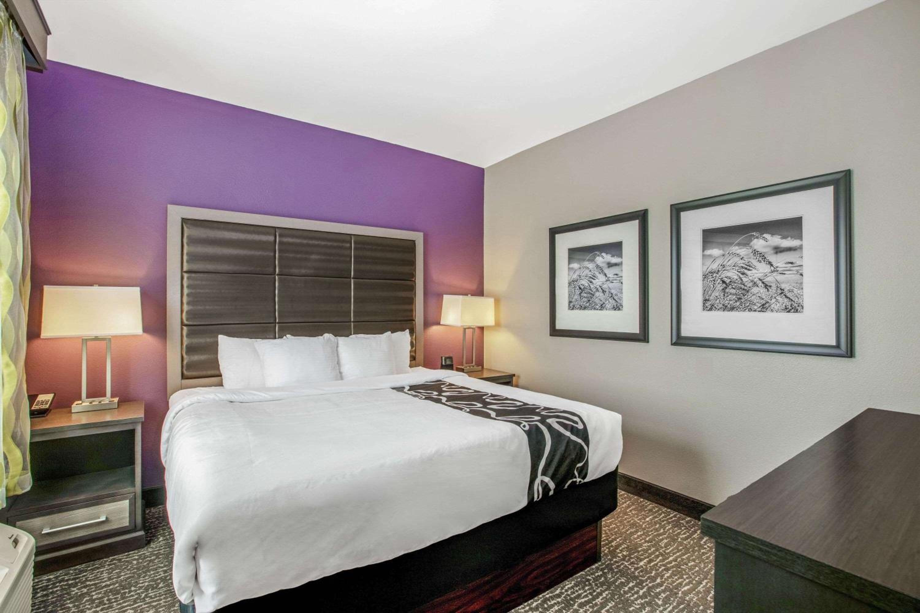 King Suite with City View - Photo 2