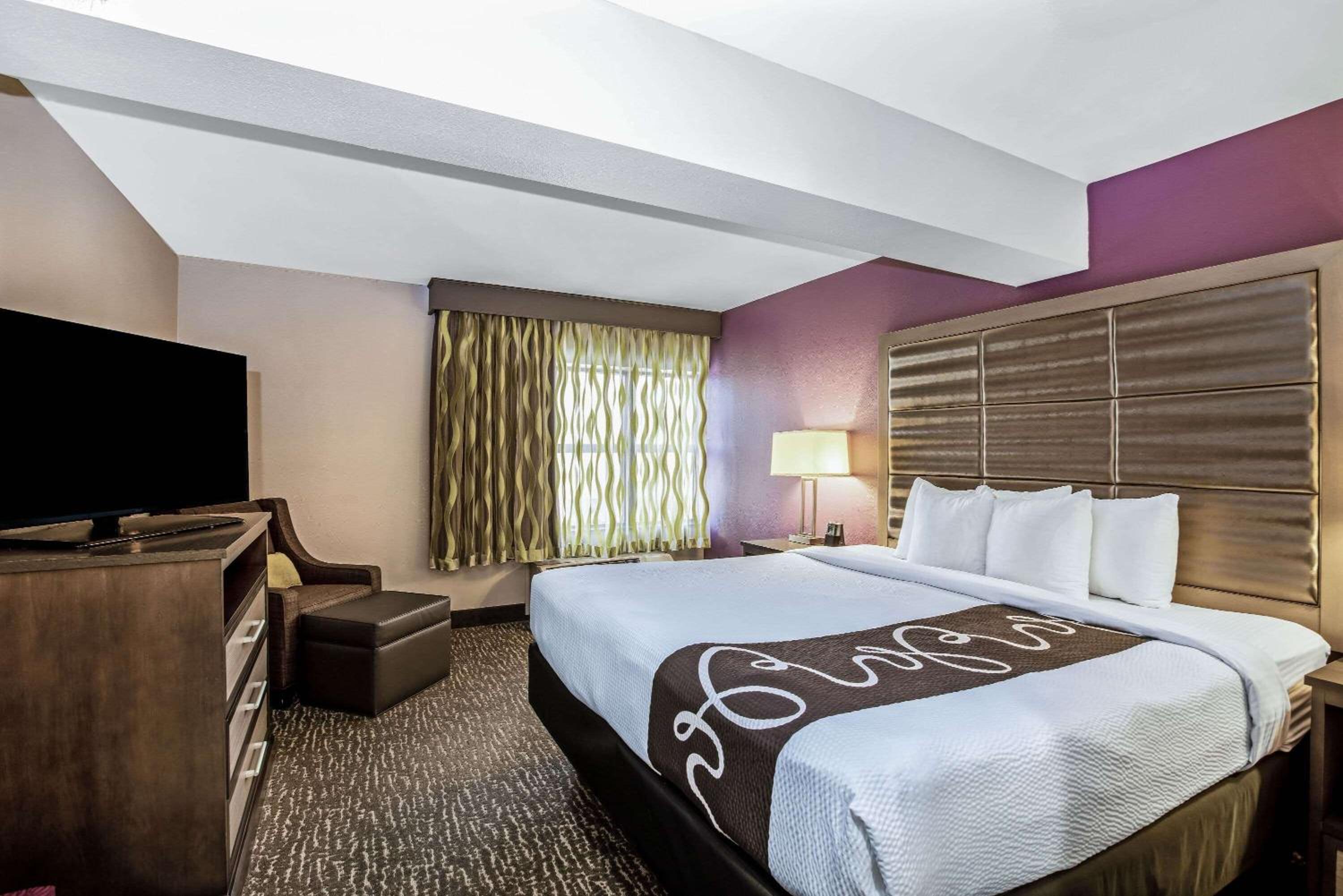 King Suite with City View - Photo 3