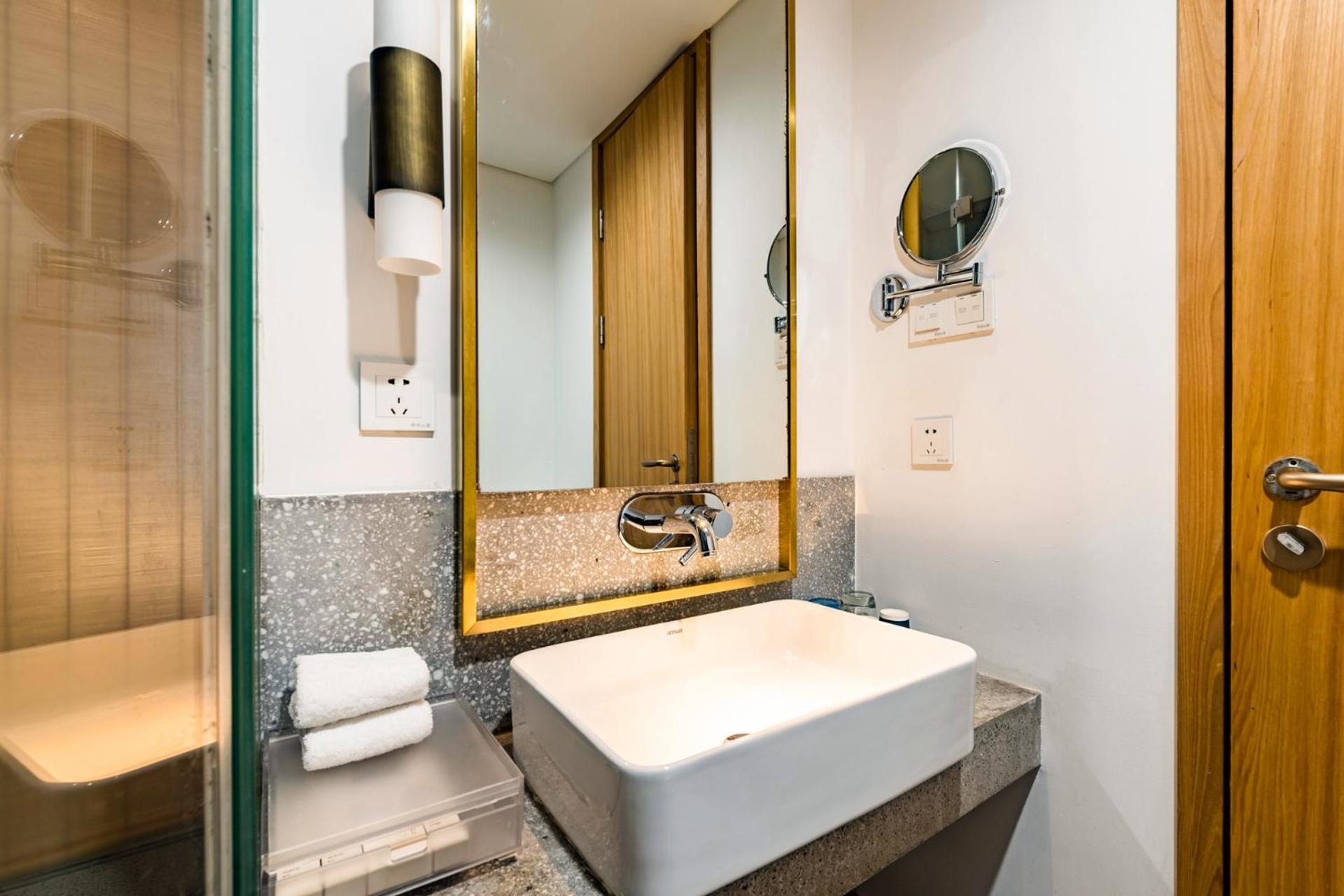 Twin Room with Private Bathroom - Photo 5