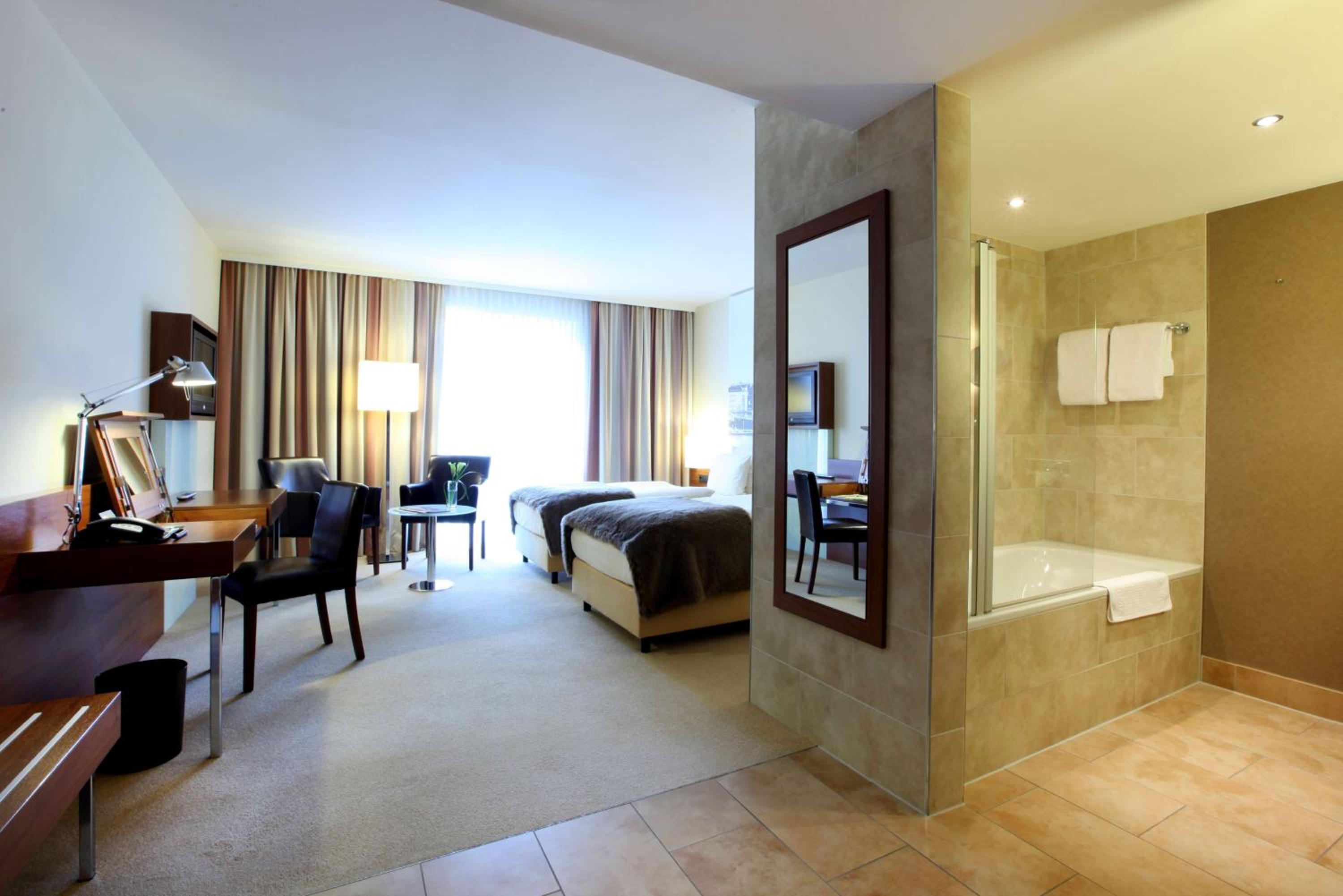 Deluxe Twin Room thumbnail 5