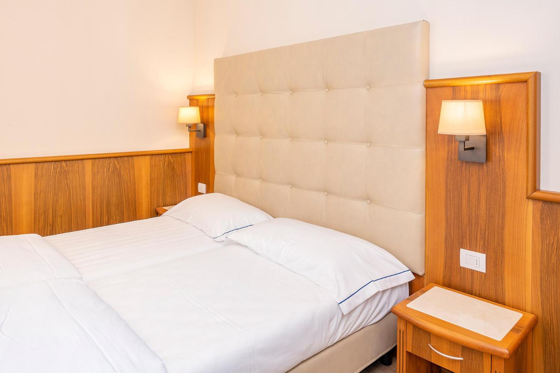 Double or Twin Room - Photo 4