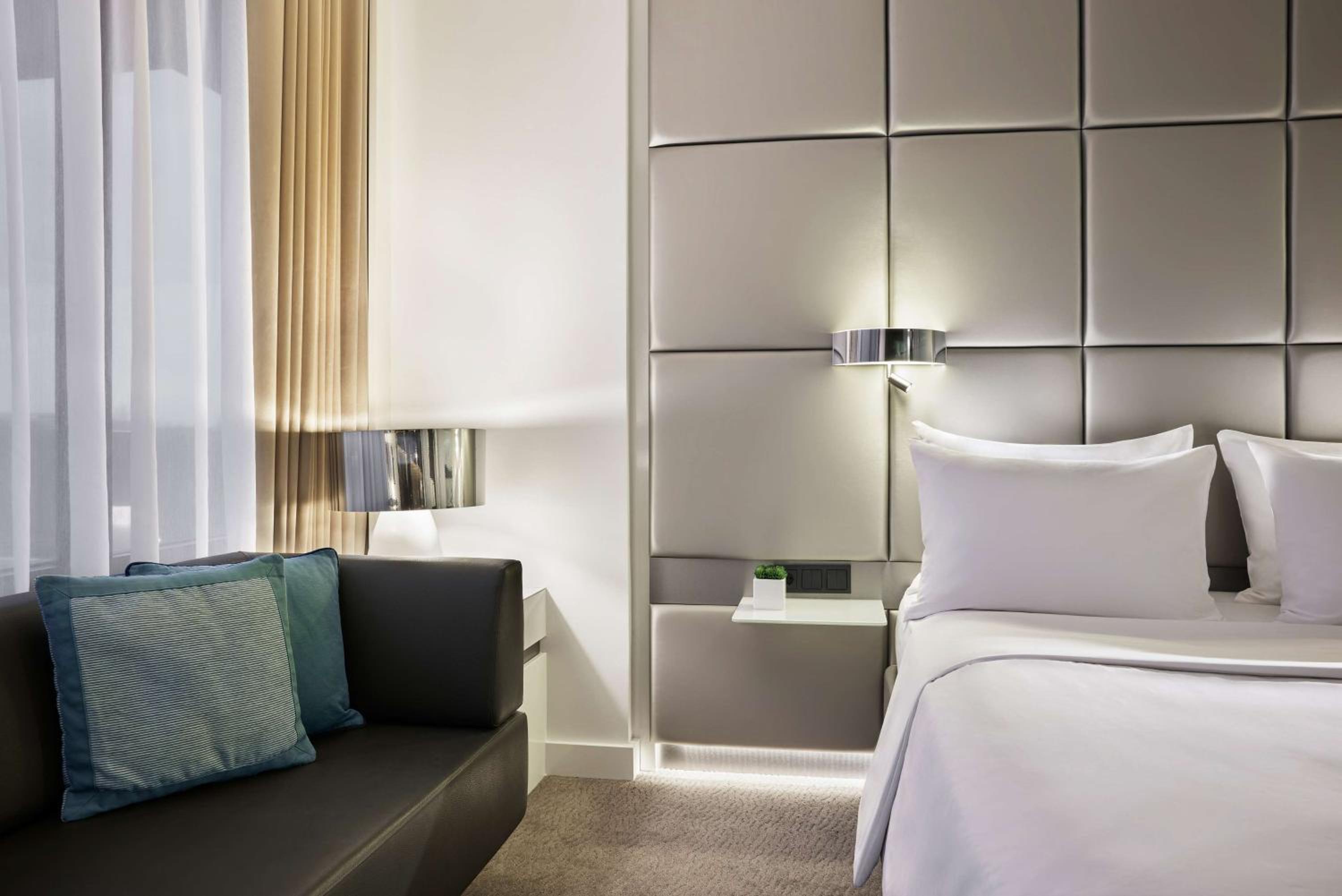 Deluxe Queen Room - Photo 4