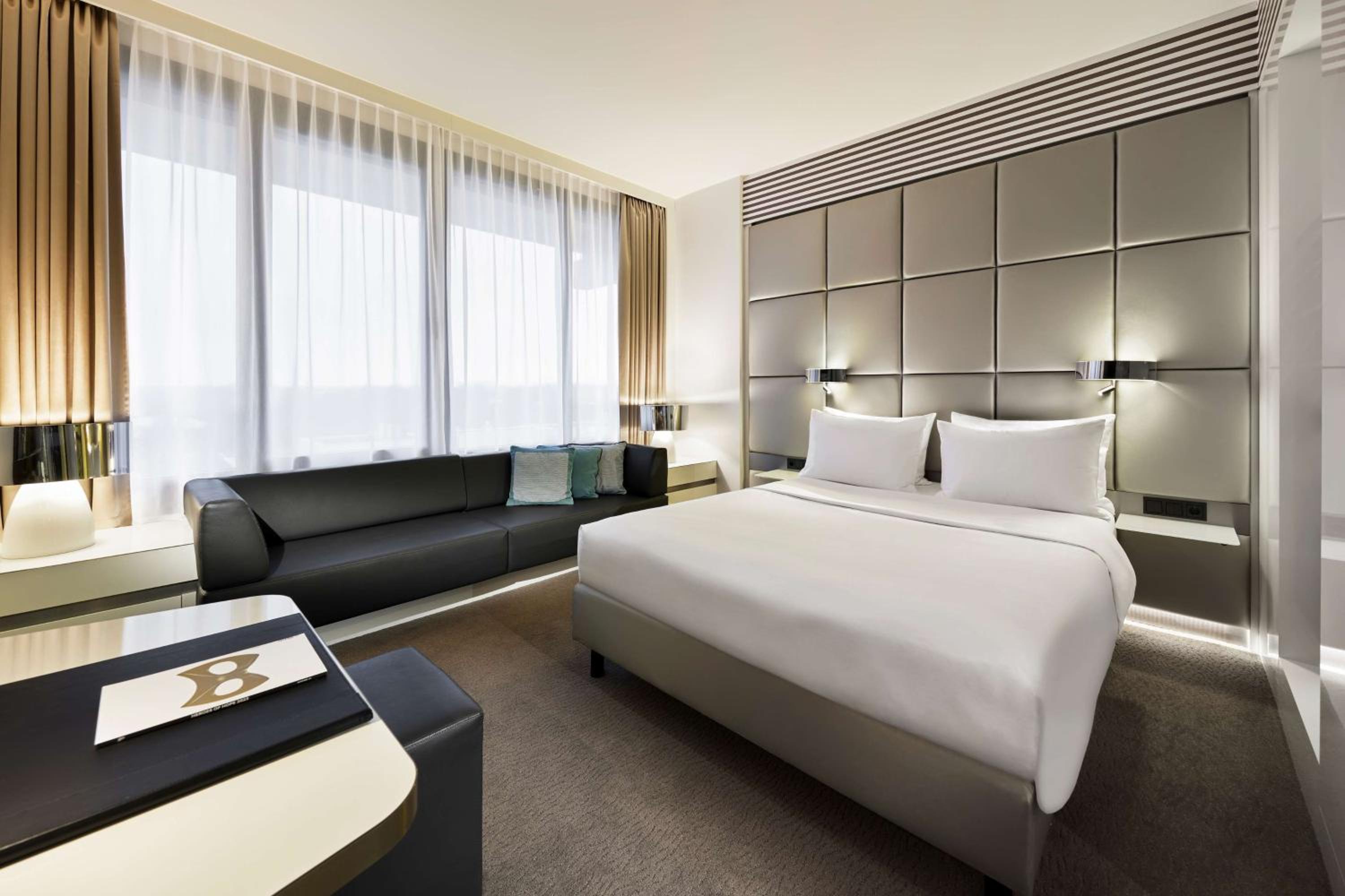 Deluxe Queen Room - Photo 7