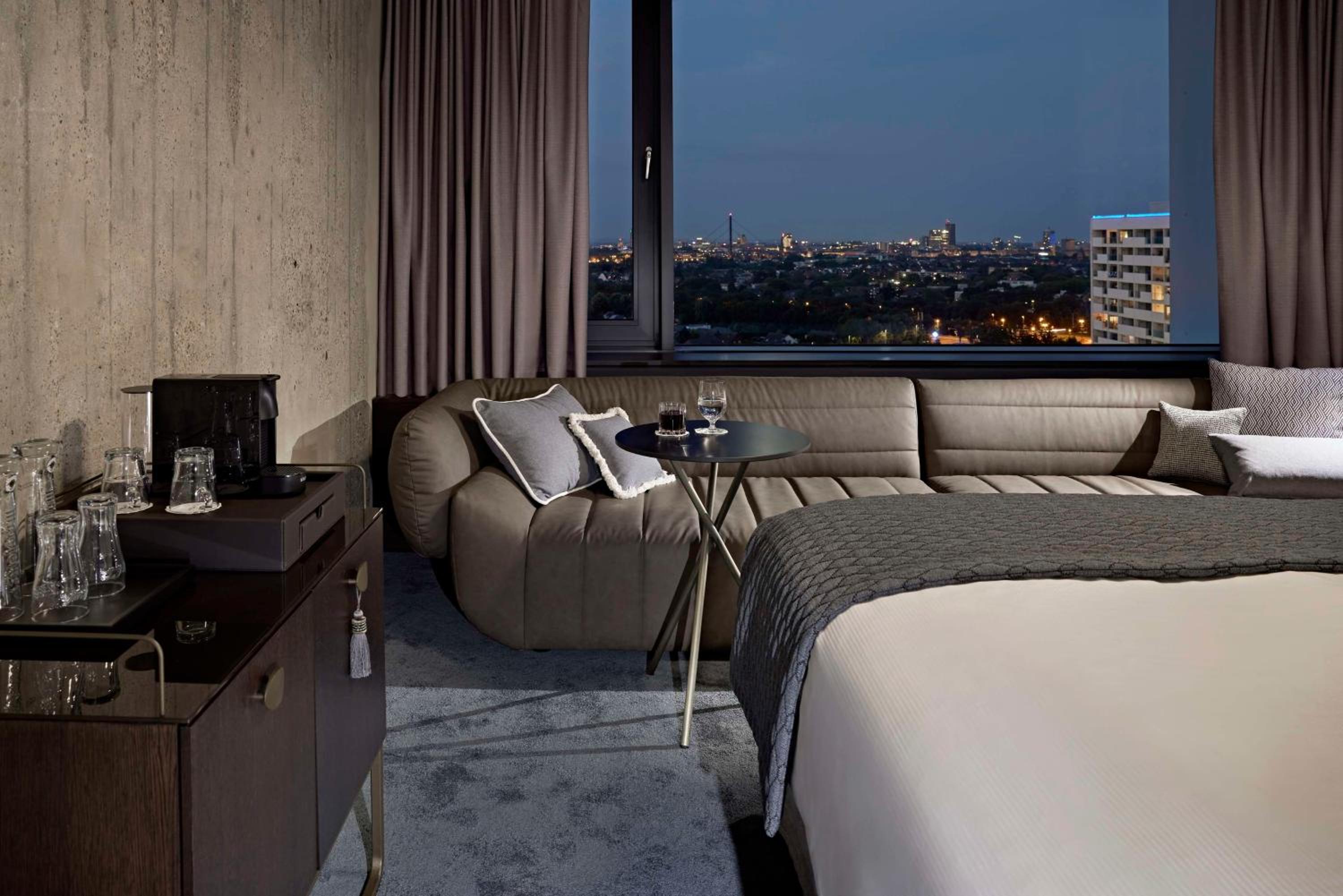 Premium King Room - Photo 5
